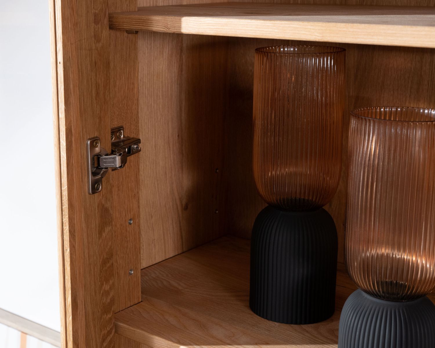 Vitrine avec 2 tiroirs bas style rétro "Winton" en chêne huilé aspect gaufré