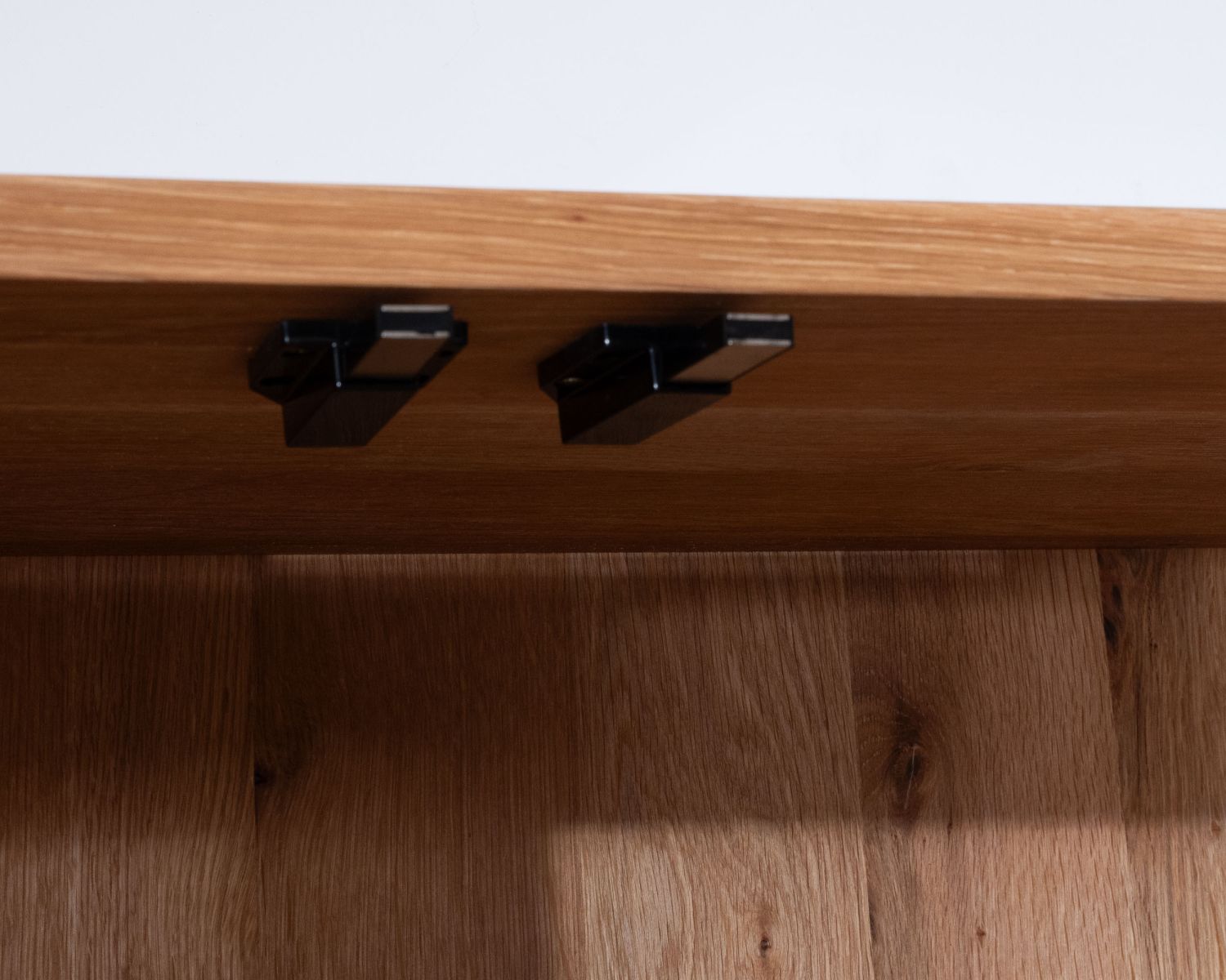 Vitrine avec 2 tiroirs bas style rétro "Winton" en chêne huilé aspect gaufré