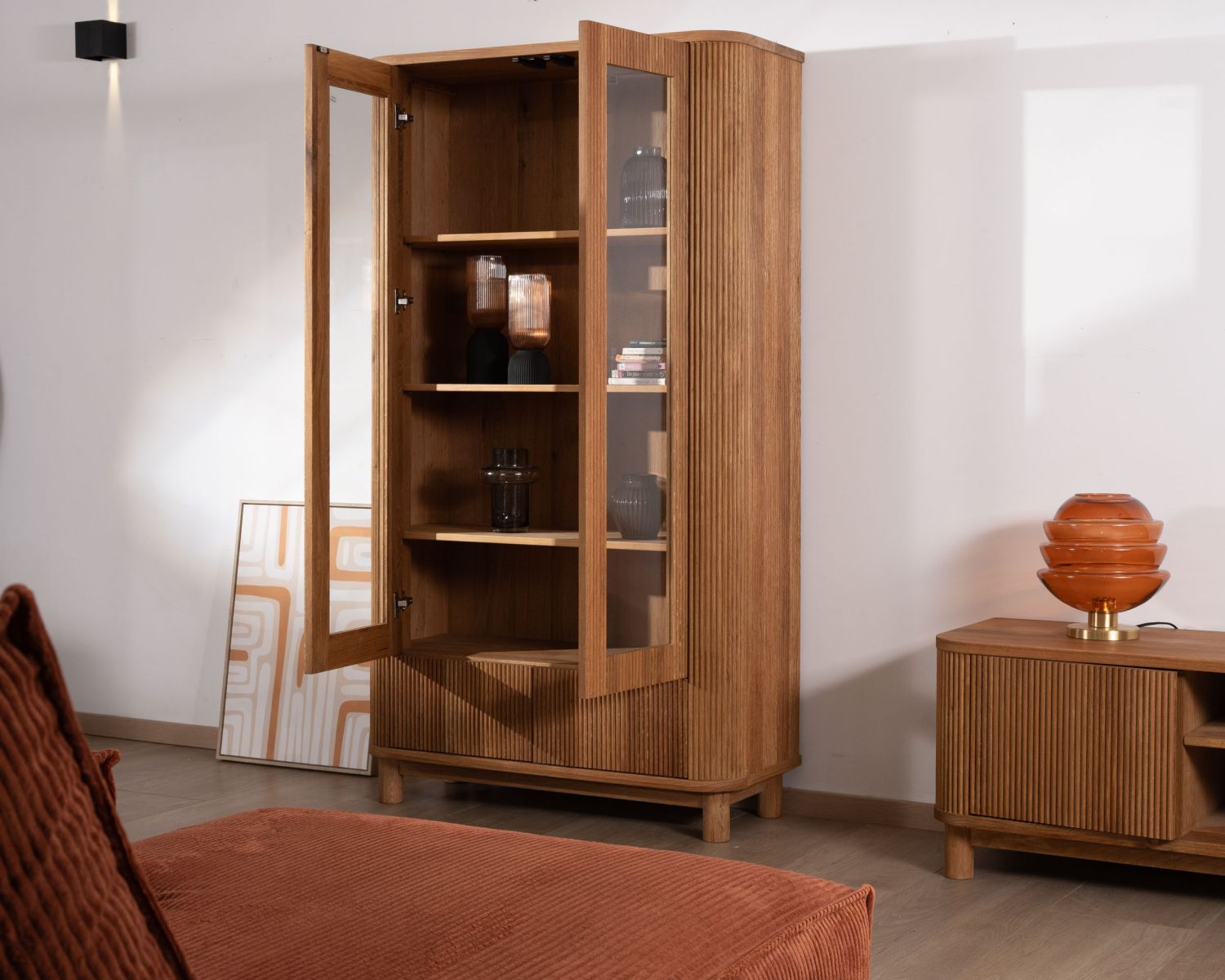 Vitrine avec 2 tiroirs bas style rétro "Winton" en chêne huilé aspect gaufré