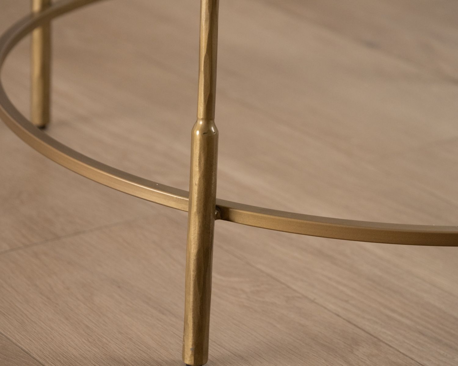 Table basse ronde 90 cm en laiton doré et plateau verre "Gilt Antique" style contemporain chic