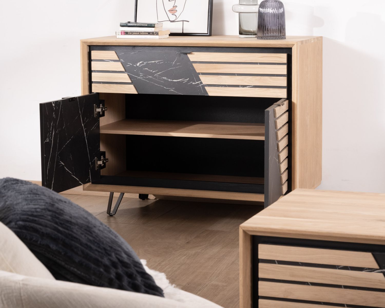 Meuble de rangement graphique en chêne blanchi et décor marbre "Storia"