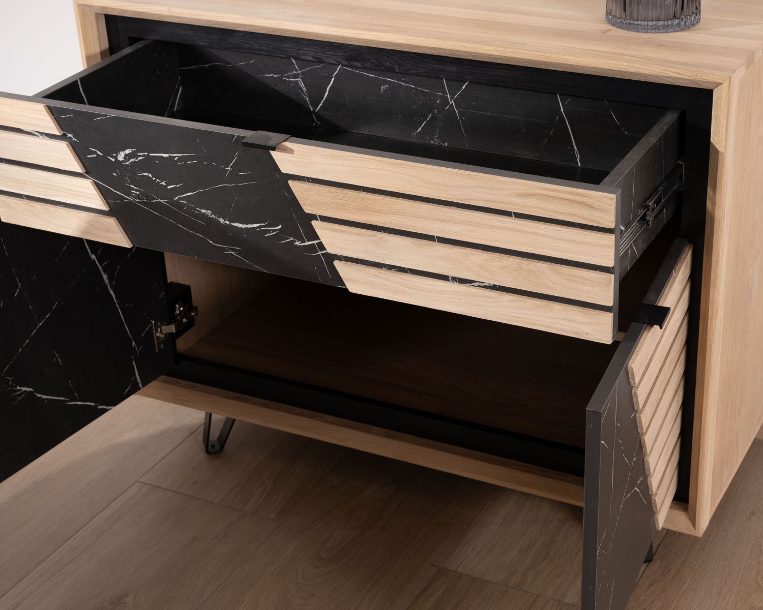 Meuble de rangement graphique en chêne blanchi et décor marbre "Storia"