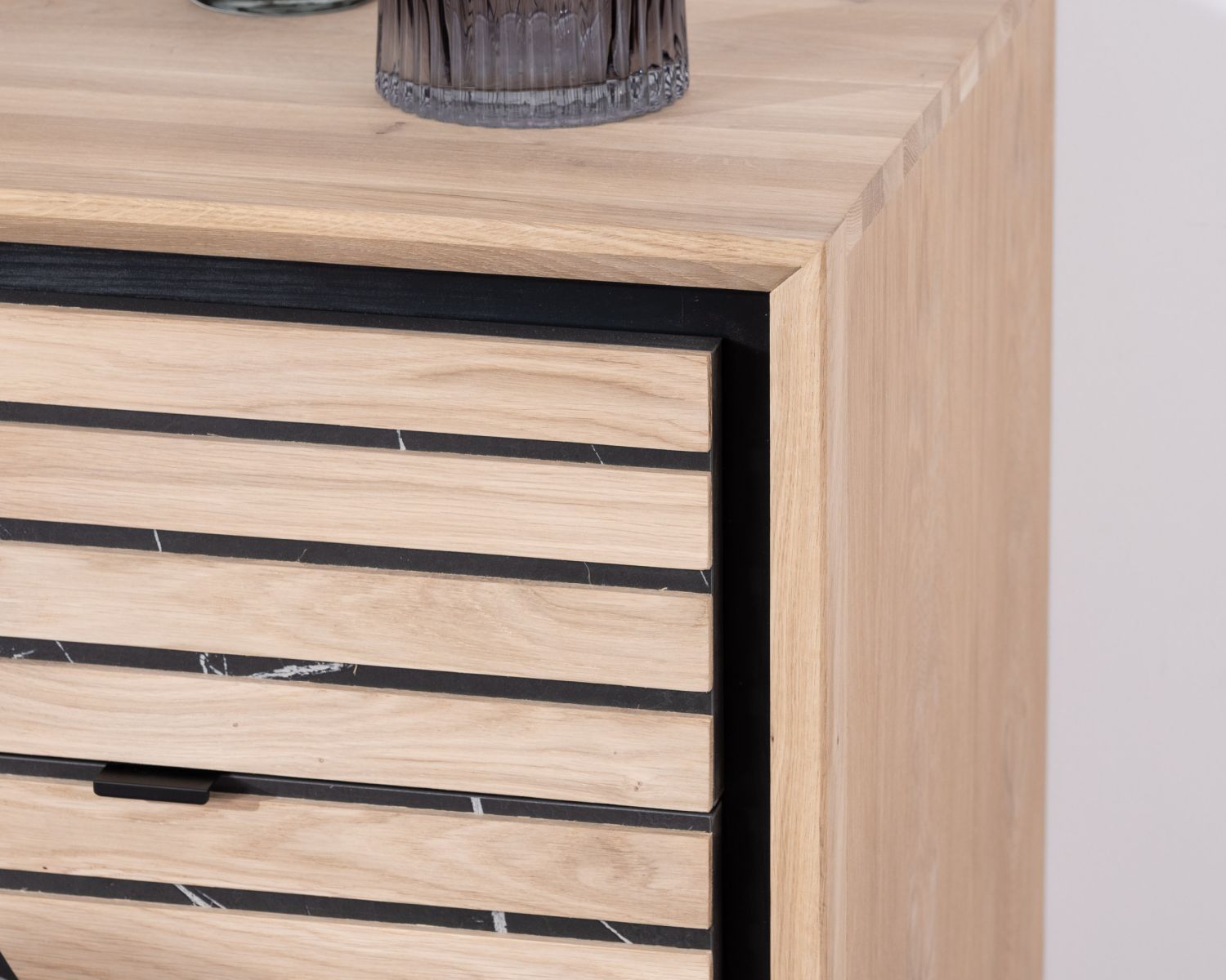 Meuble de rangement graphique en chêne blanchi et décor marbre "Storia"