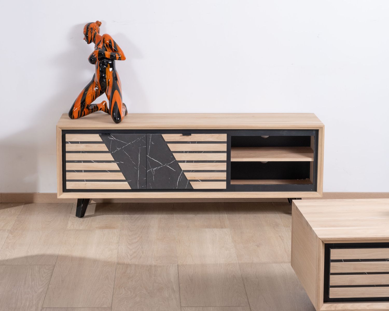 Meuble TV 150 cm façade décor effet marbre "Storia" en chêne blanchi et métal