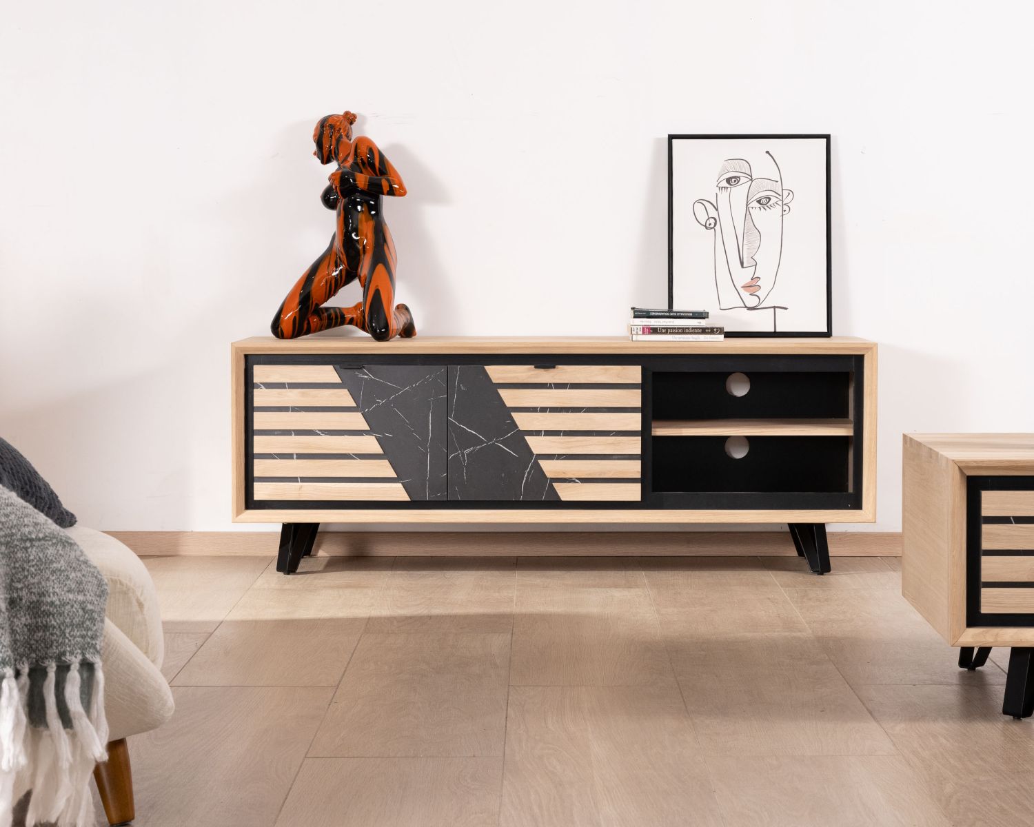 Meuble TV 150 cm façade décor effet marbre "Storia" en chêne blanchi et métal