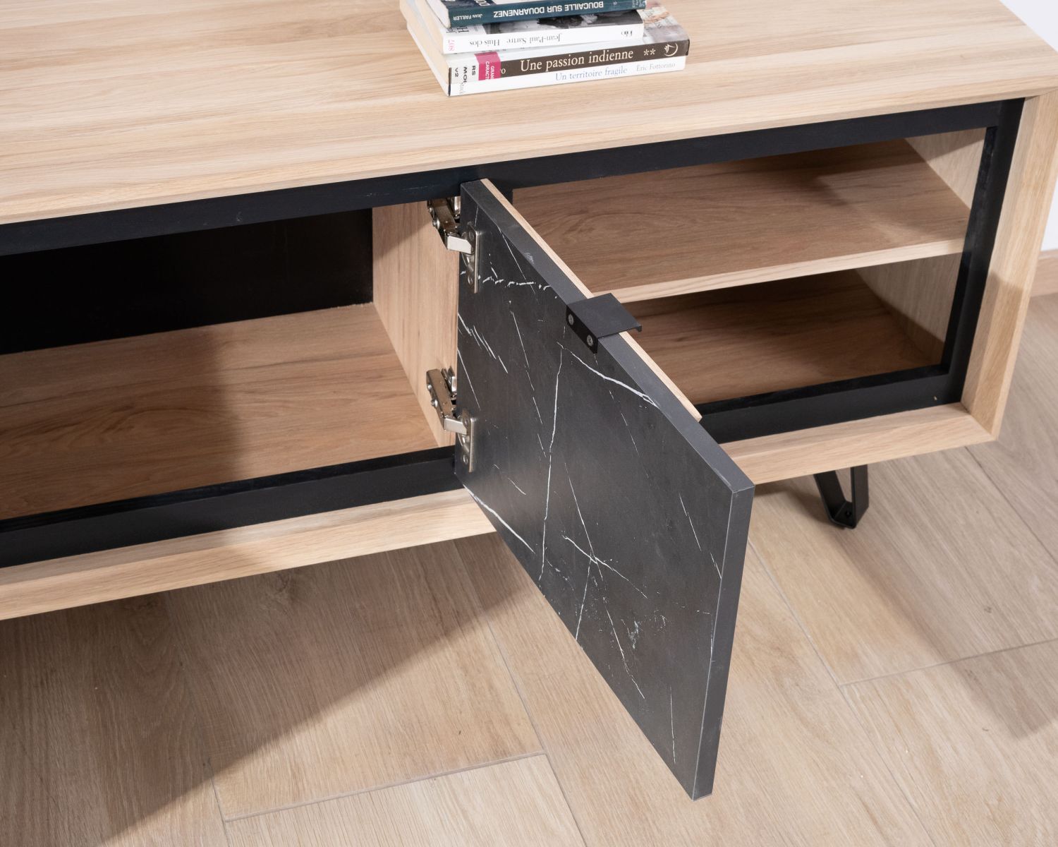 Meuble TV 150 cm façade décor effet marbre "Storia" en chêne blanchi et métal