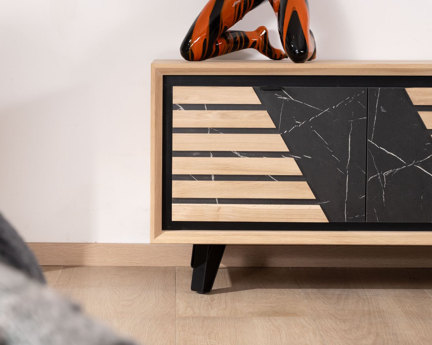 Meuble TV 150 cm façade décor effet marbre "Storia" en chêne blanchi et métal