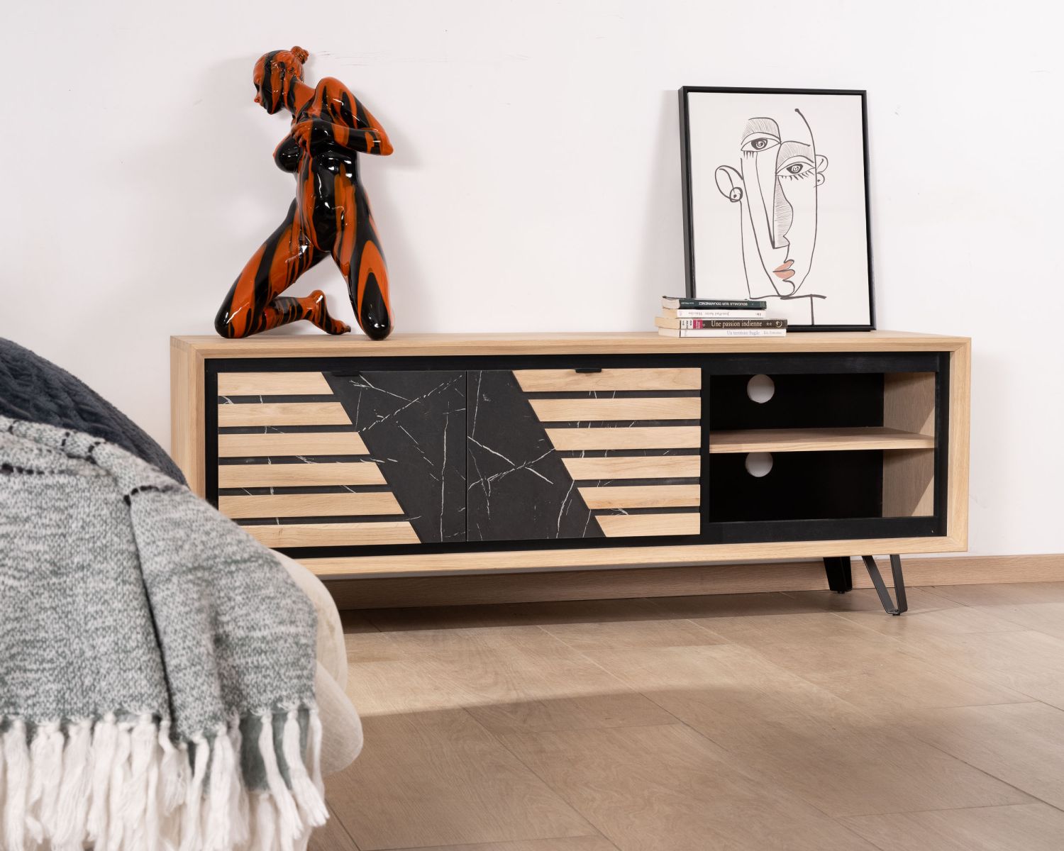 Meuble TV 150 cm façade décor effet marbre "Storia" en chêne blanchi et métal