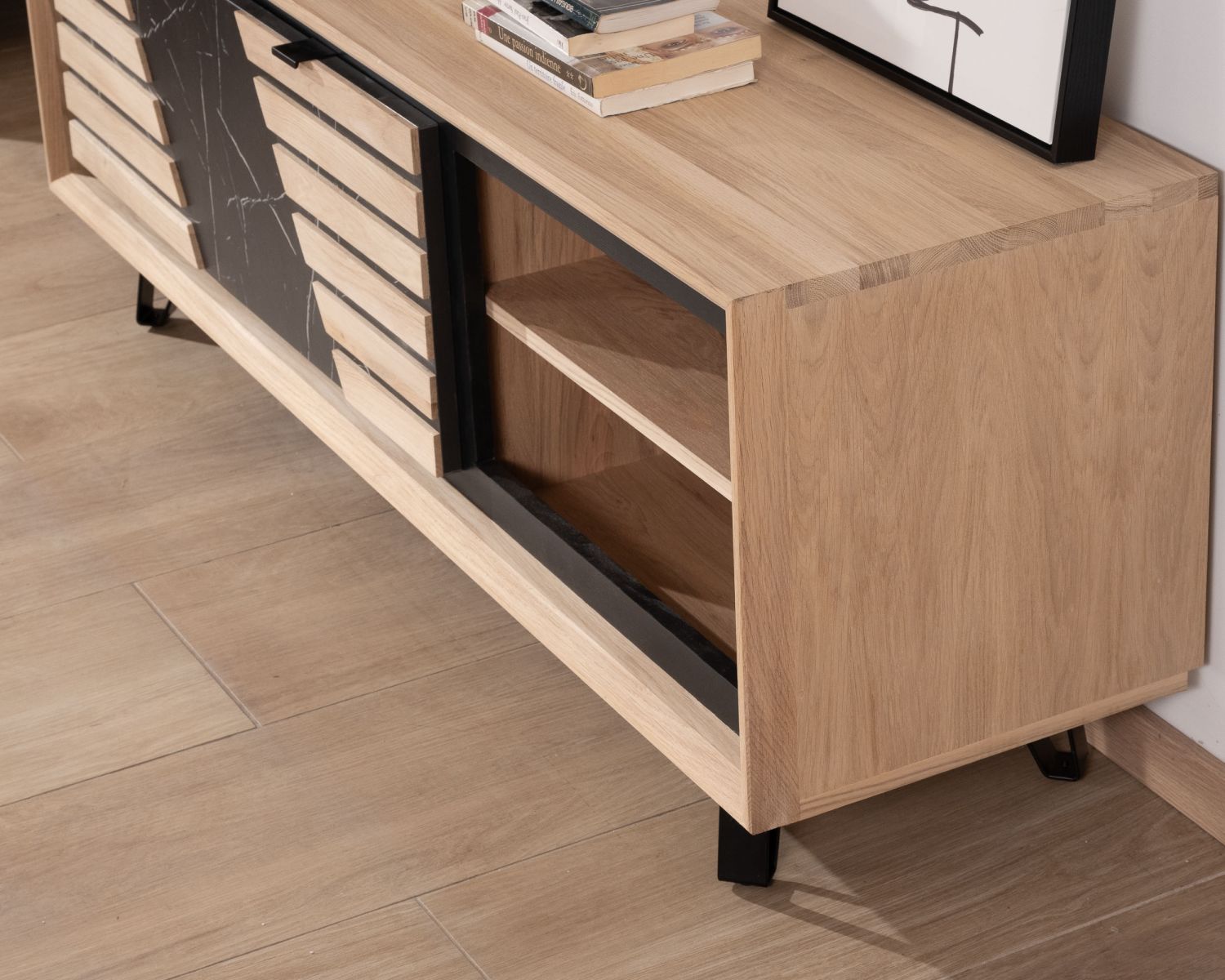 Meuble TV 150 cm façade décor effet marbre "Storia" en chêne blanchi et métal