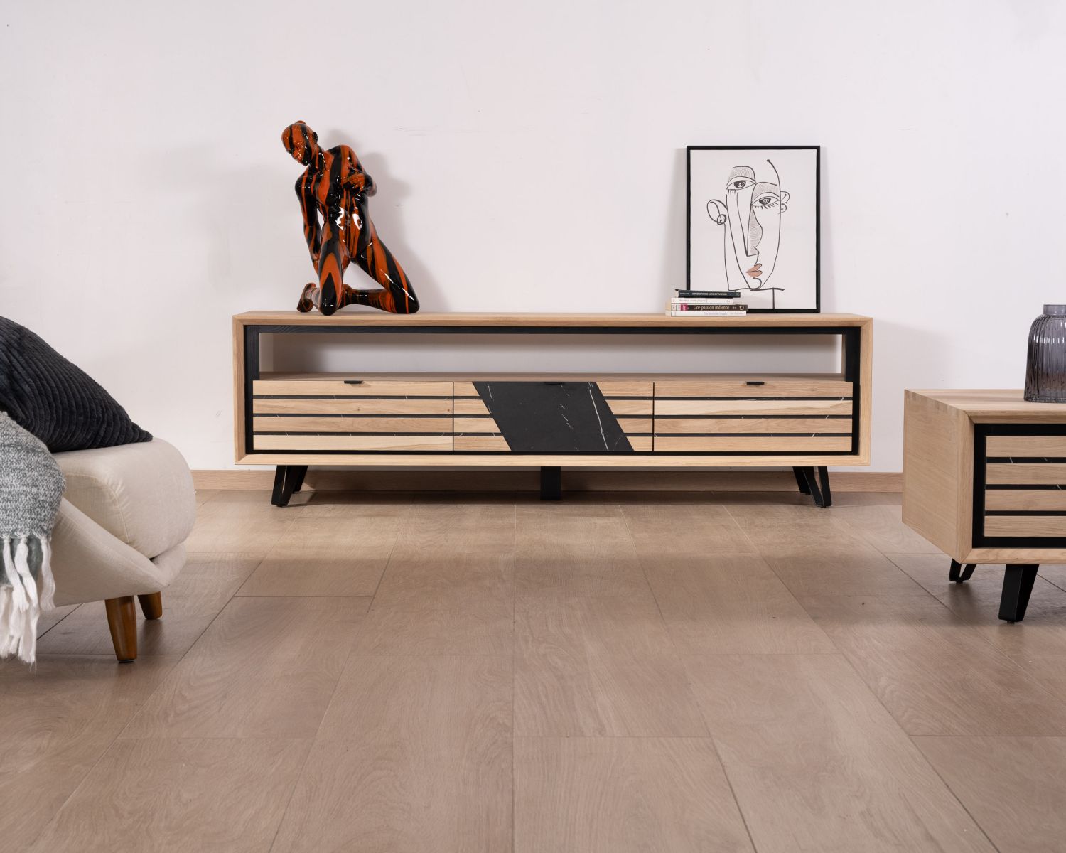 Meuble télé 180 cm façade décor effet marbre "Storia" en chêne blanchi et métal