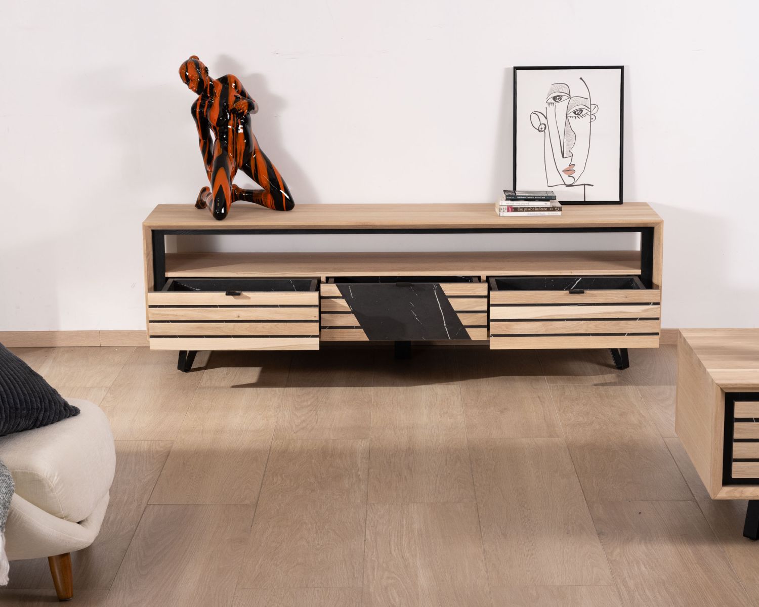 Meuble télé 180 cm façade décor effet marbre "Storia" en chêne blanchi et métal