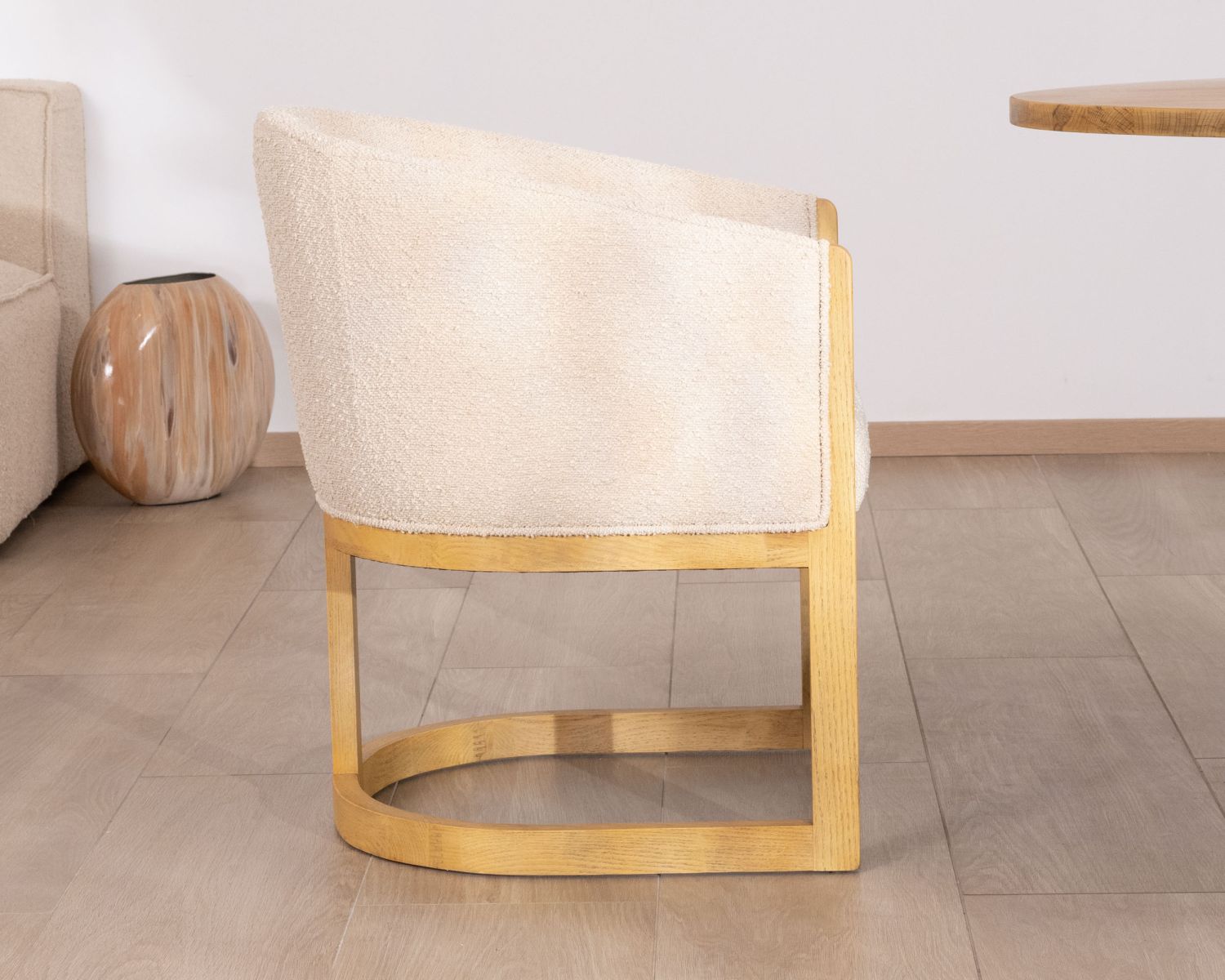 Chaise de repas enveloppante style rétro chic "Isadora" tissu beige et bois