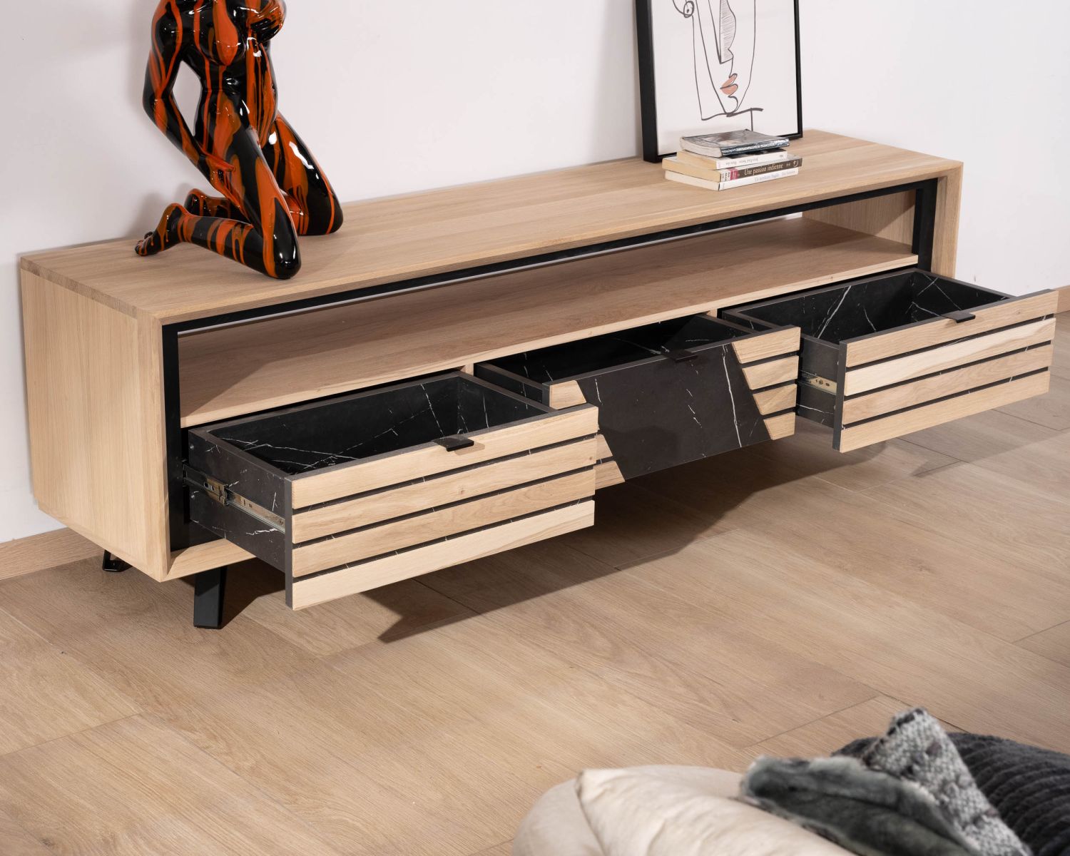 Meuble télé 180 cm façade décor effet marbre "Storia" en chêne blanchi et métal