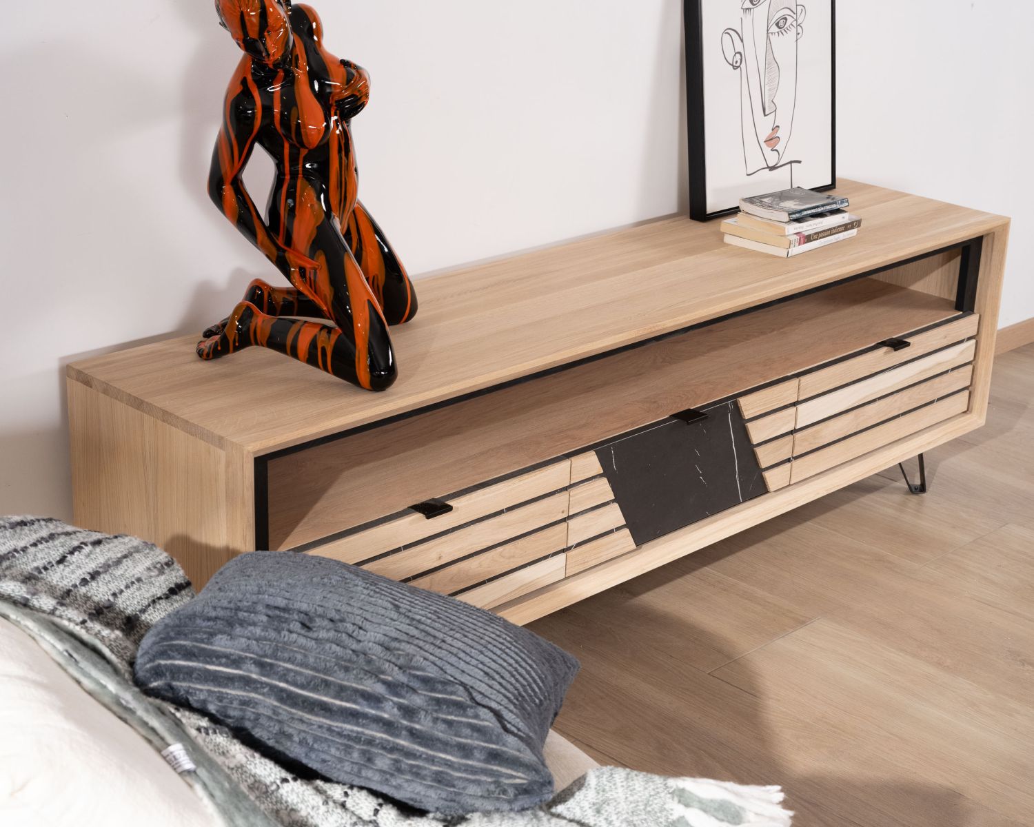 Meuble télé 180 cm façade décor effet marbre "Storia" en chêne blanchi et métal