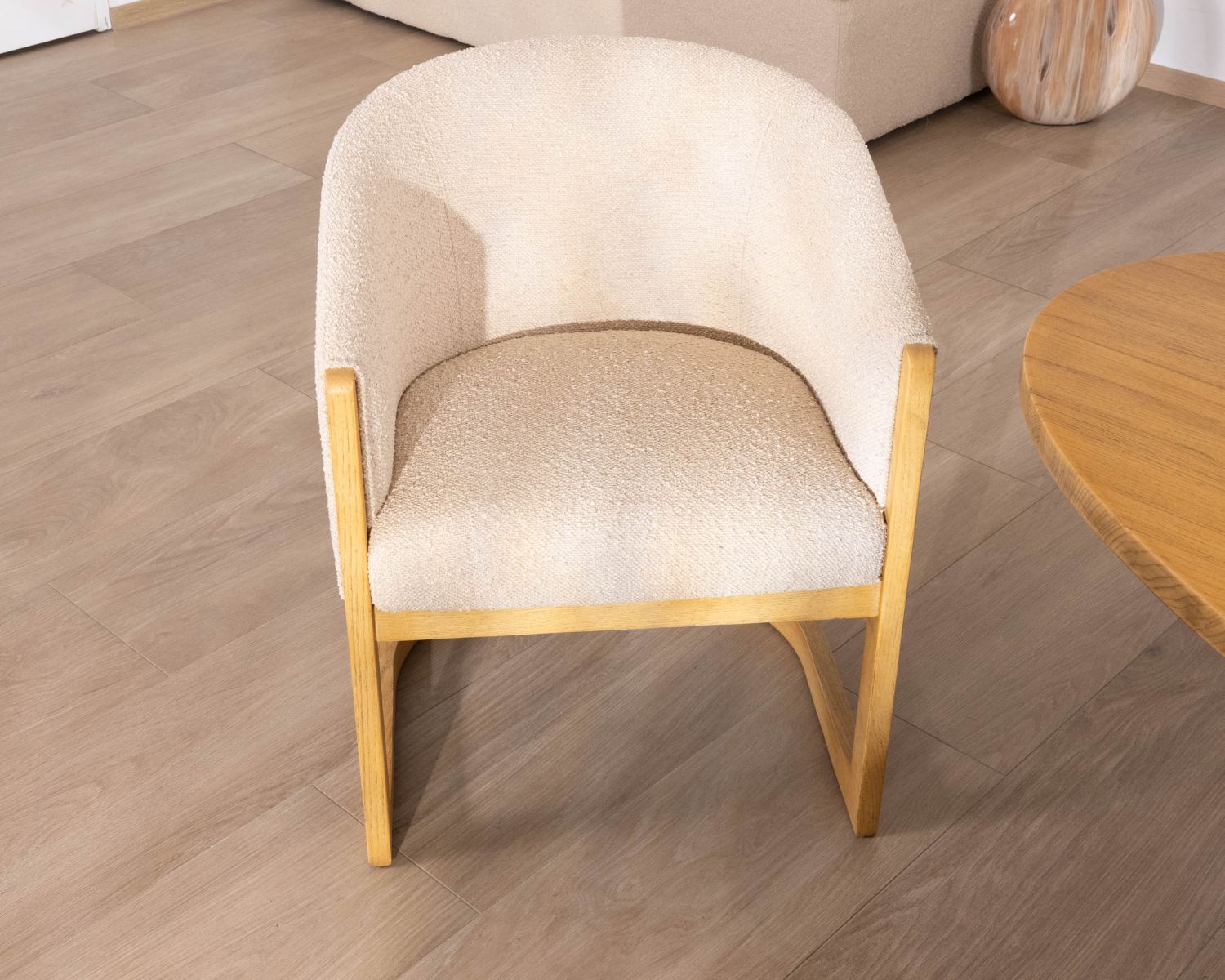 Chaise de repas enveloppante style rétro chic "Isadora" tissu beige et bois