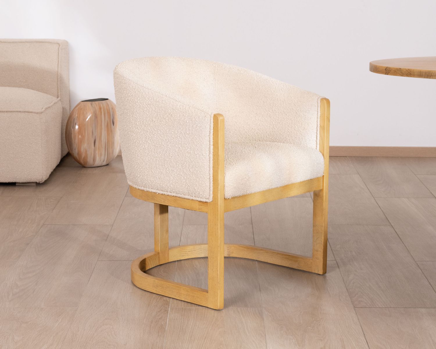 Chaise de repas enveloppante style rétro chic "Isadora" tissu beige et bois