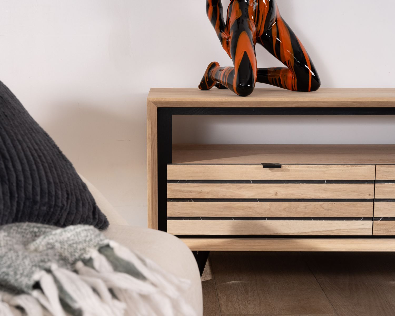 Meuble télé 180 cm façade décor effet marbre "Storia" en chêne blanchi et métal