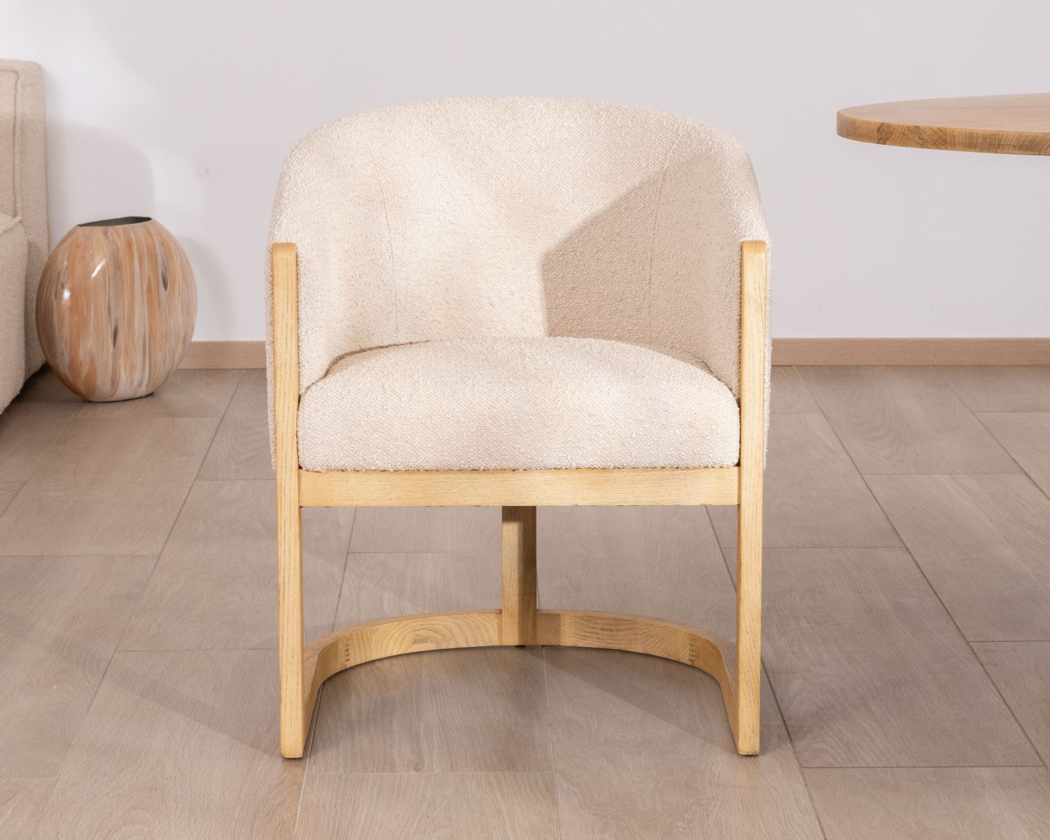 Chaise de repas enveloppante style rétro chic "Isadora" tissu beige et bois
