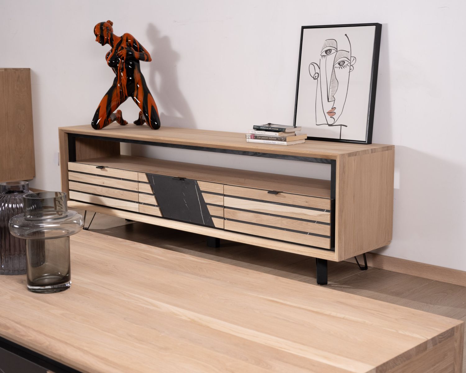 Meuble télé 180 cm façade décor effet marbre "Storia" en chêne blanchi et métal