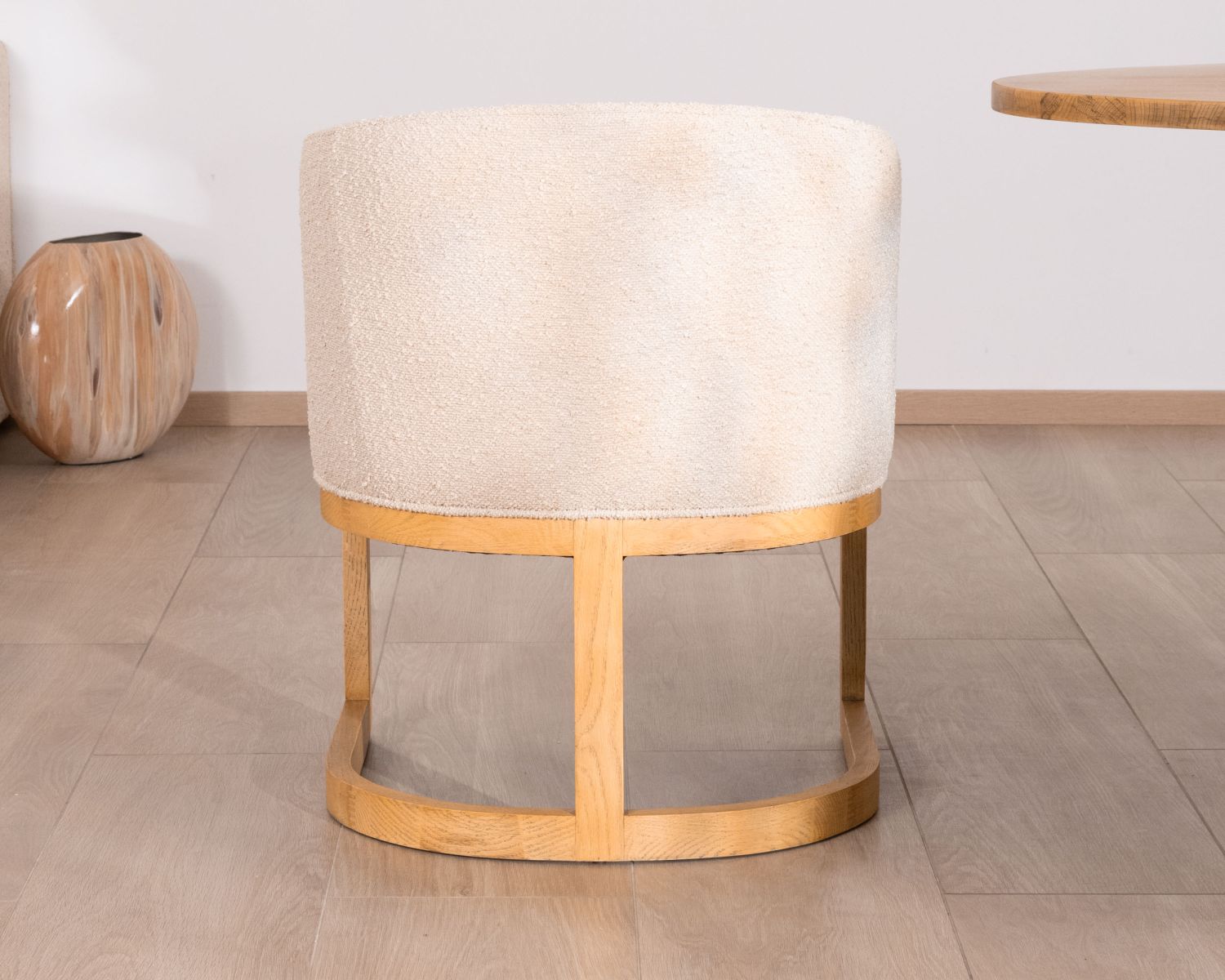 Chaise de repas enveloppante style rétro chic "Isadora" tissu beige et bois