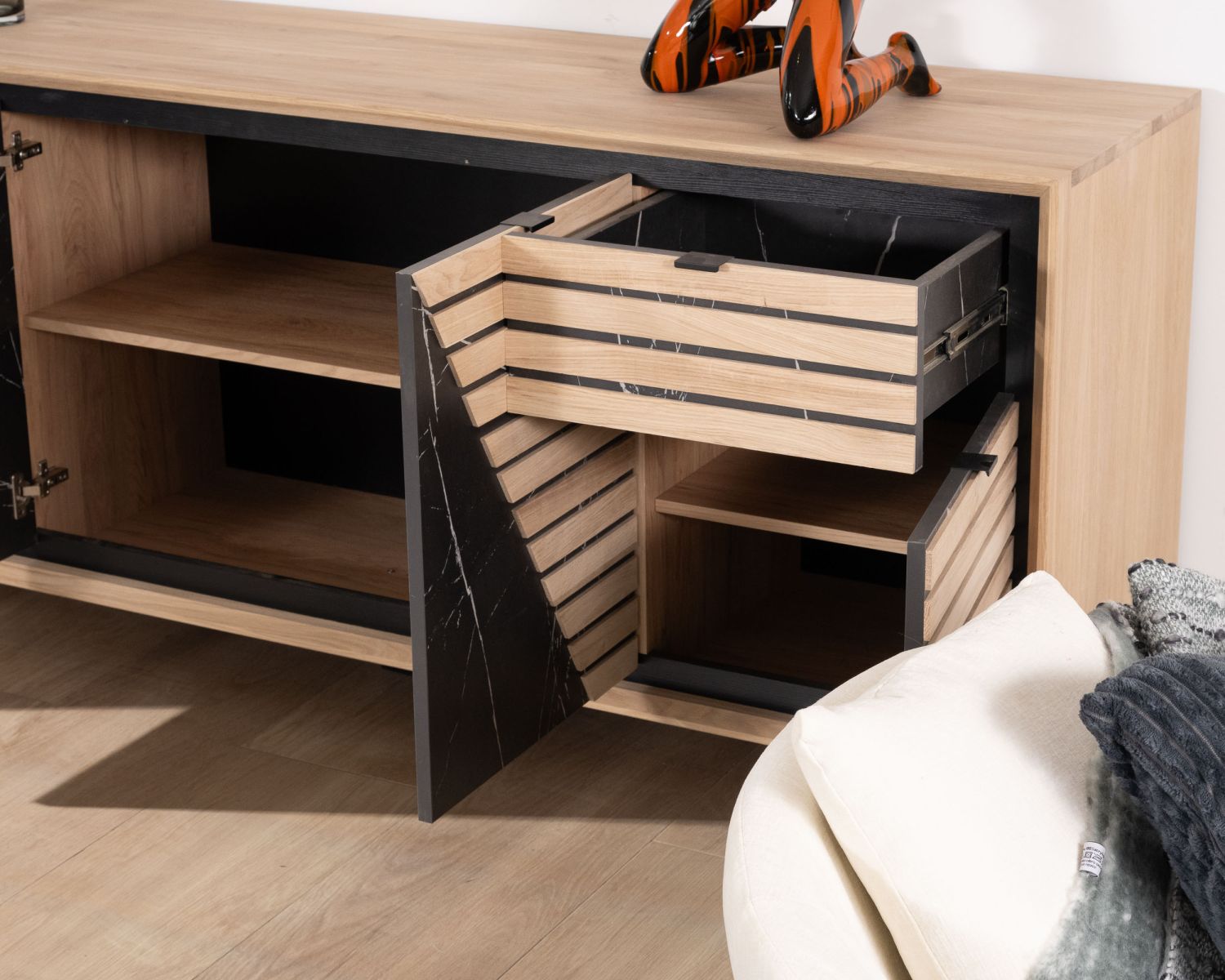 Enfilade 200 cm en chêne blanchi et décor design effet marbre "Storia"