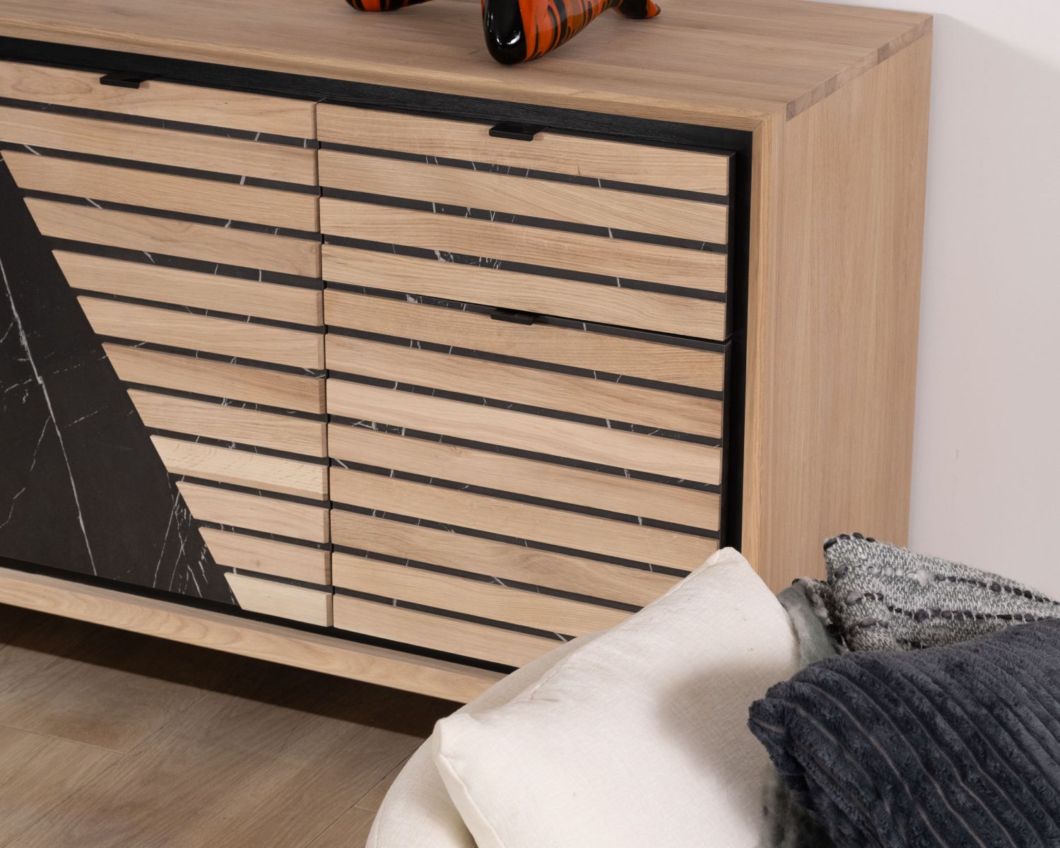 Enfilade 200 cm en chêne blanchi et décor design effet marbre "Storia"