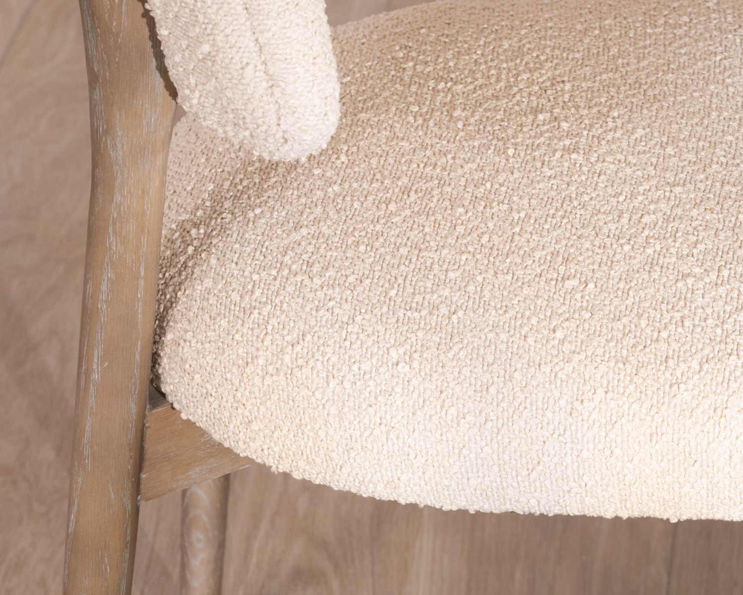 Lot de 2 chaises scandinaves en bois grisé et tissu bouclettes beige "Isadora"