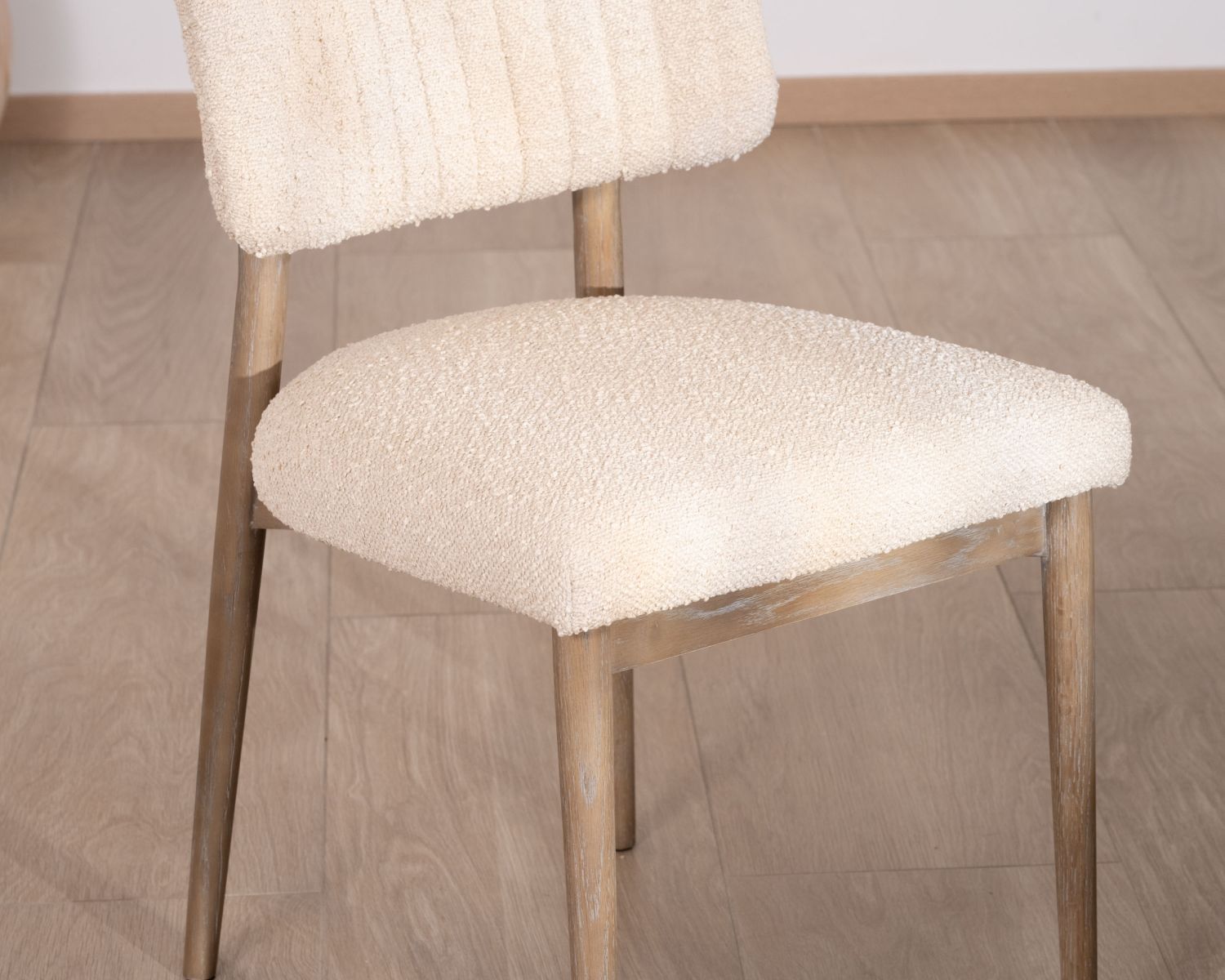 Lot de 2 chaises scandinaves en bois grisé et tissu bouclettes beige "Isadora"