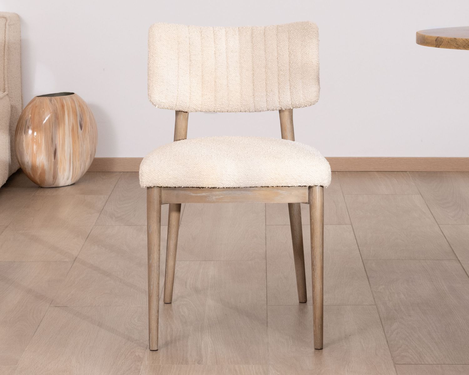 Lot de 2 chaises scandinaves en bois grisé et tissu bouclettes beige "Isadora"