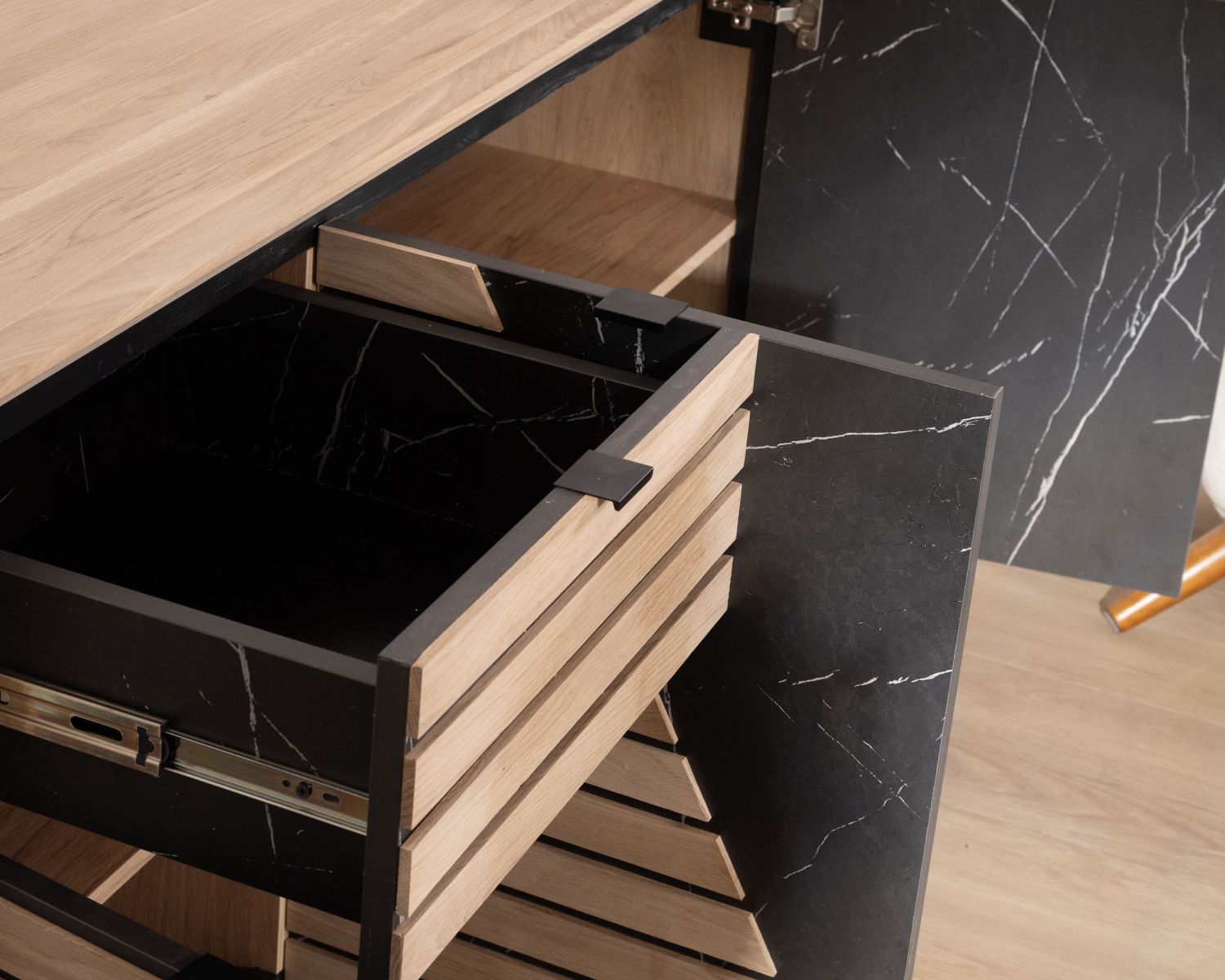 Bahut graphique 150 cm en chêne blanchi et décor marbre "Storia" 3 portes