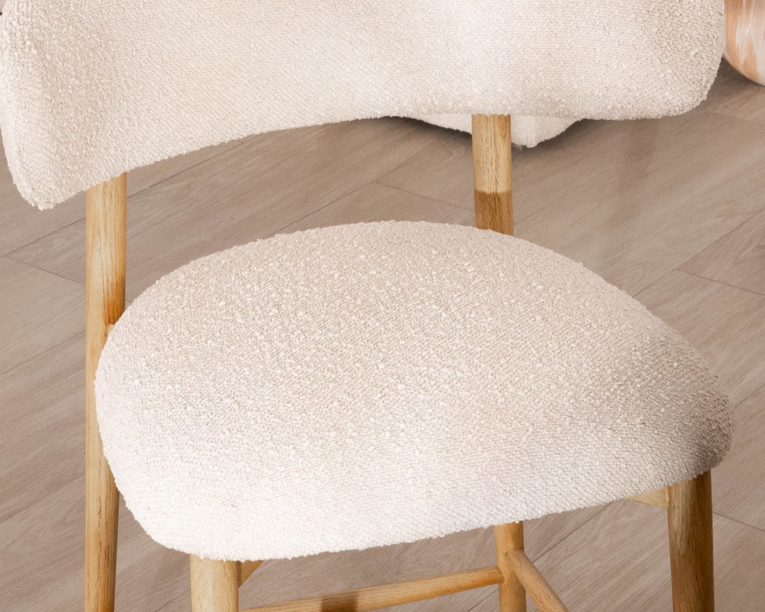 Chaise haute style scandinave "Isadora" en bois et tissu bouclette