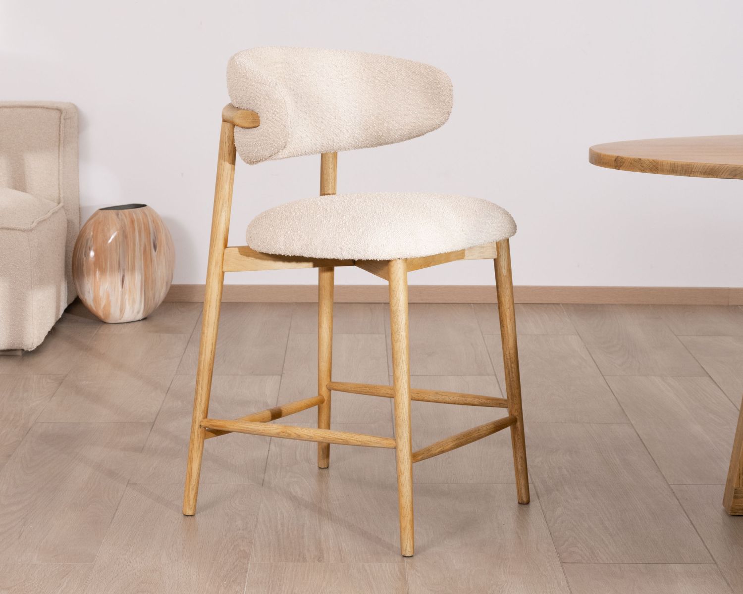 Chaise haute style scandinave "Isadora" en bois et tissu bouclette