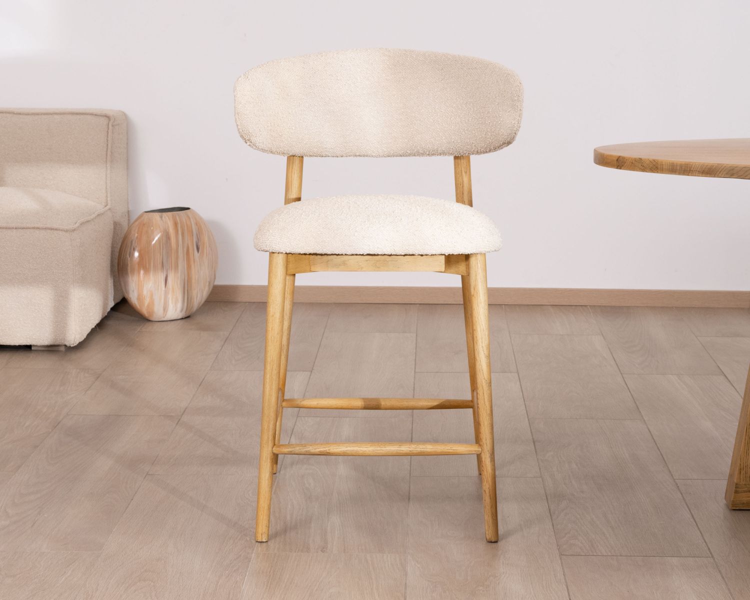 Chaise haute style scandinave "Isadora" en bois et tissu bouclette