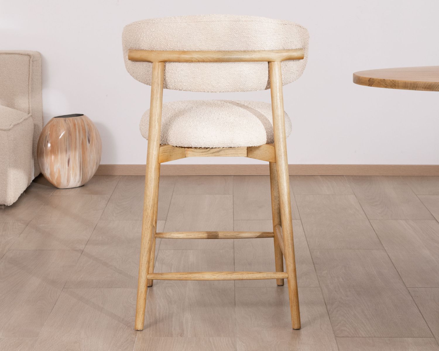 Chaise haute style scandinave "Isadora" en bois et tissu bouclette