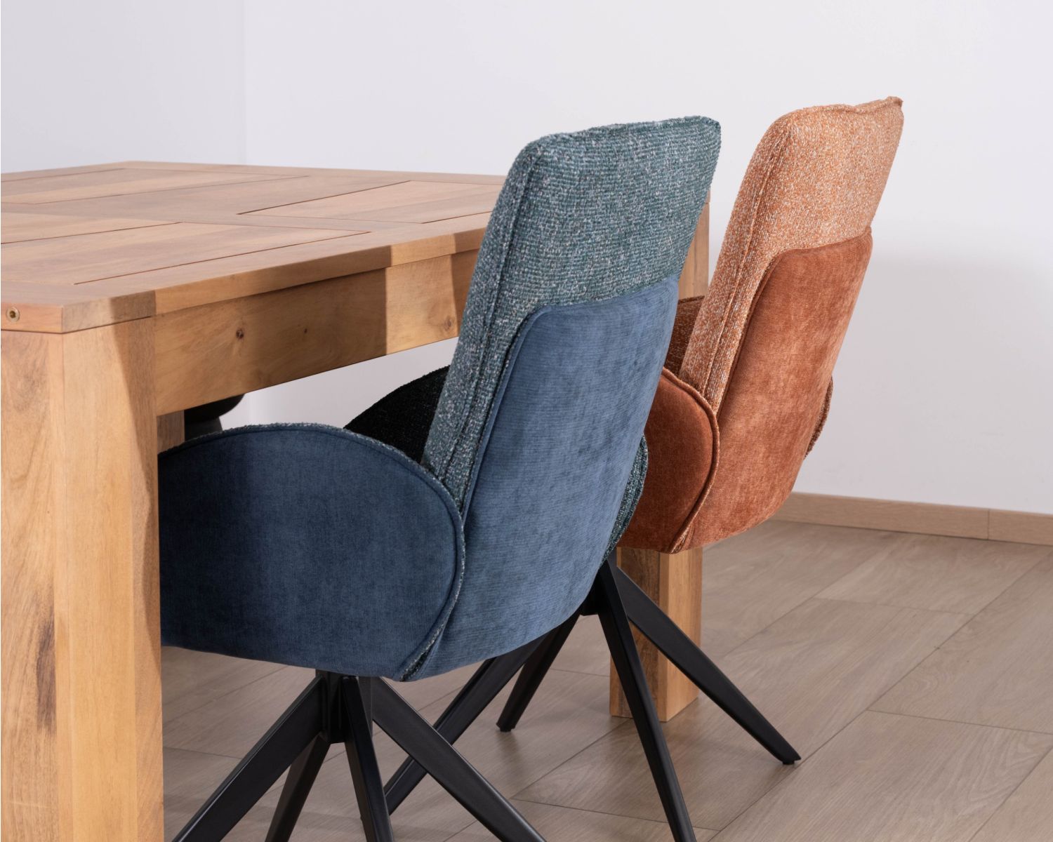 Lot de 2 chaises en tissu bi-texturé bleu foncé "Eddy" avec accoudoirs et pied métal pivotant