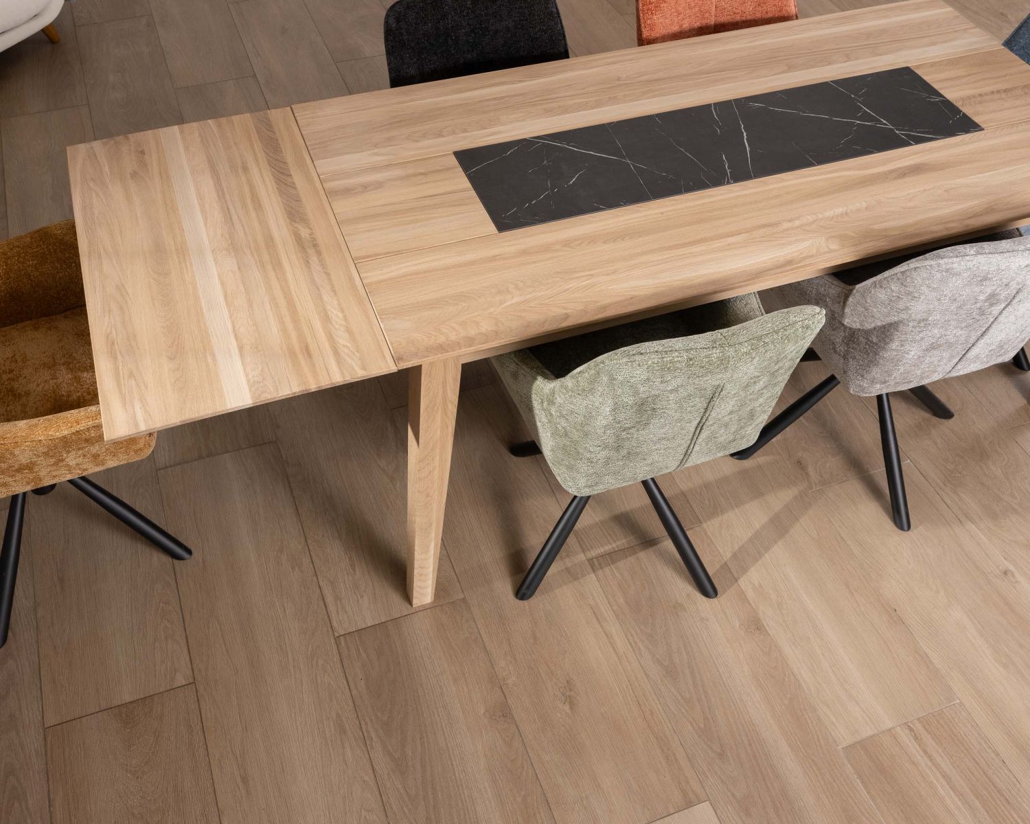 Table de salle à manger 180 cm extensible en chêne blanchi avec décor design effet marbre "Storia"