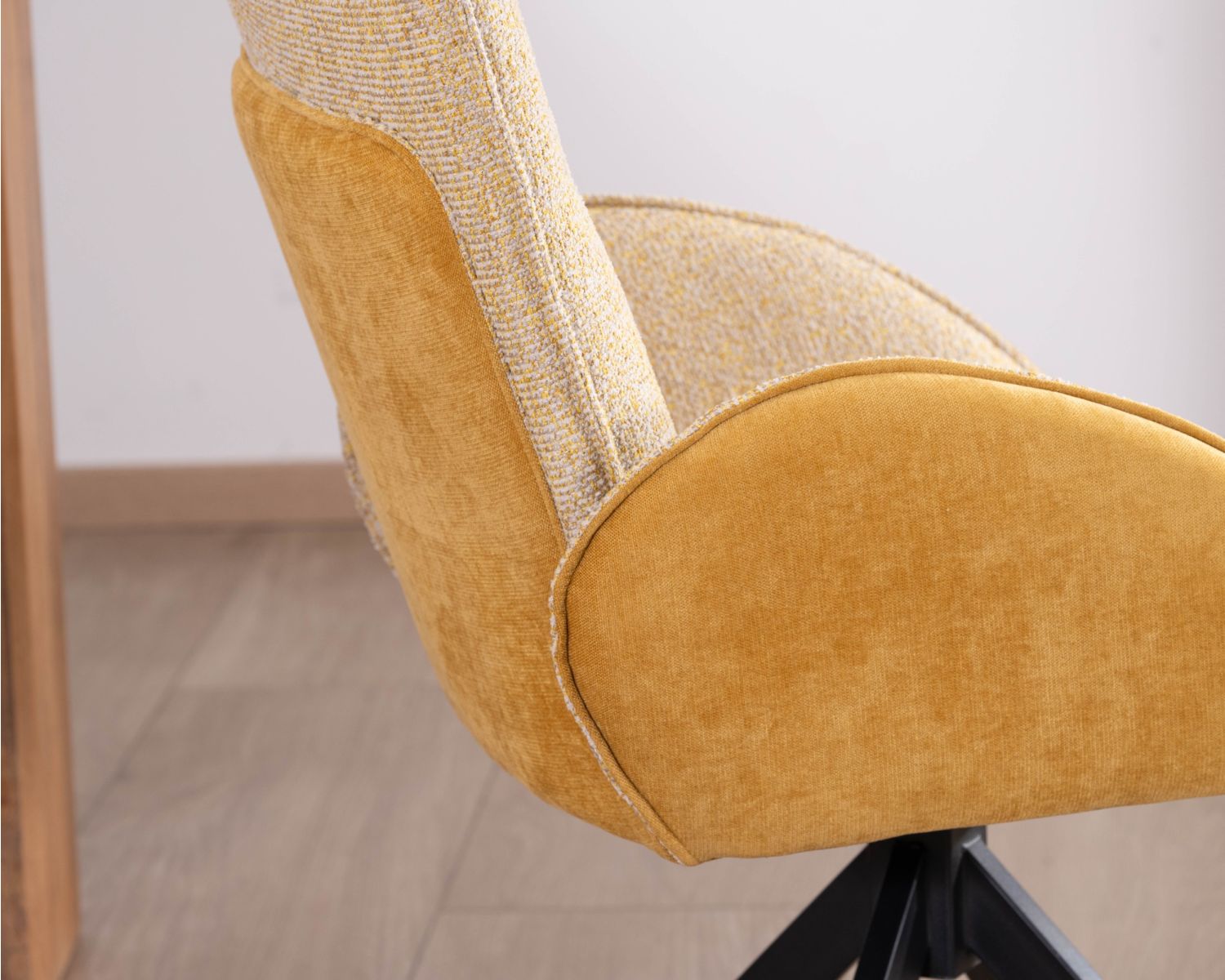 Lot de 2 chaises pivotantes en tissu bi matières jaune "Eddy" avec pieds métal