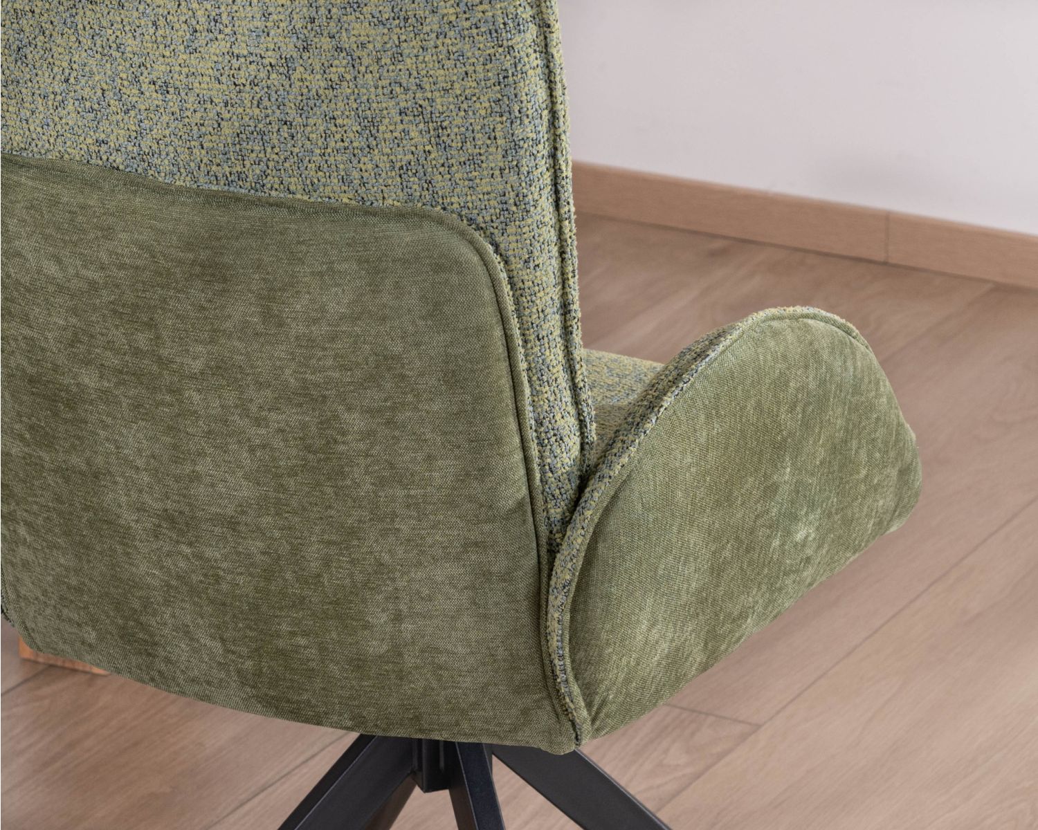 Lot de 2 chaises en tissu vert doux "Eddy" avec accoudoirs et pied métal pivotant