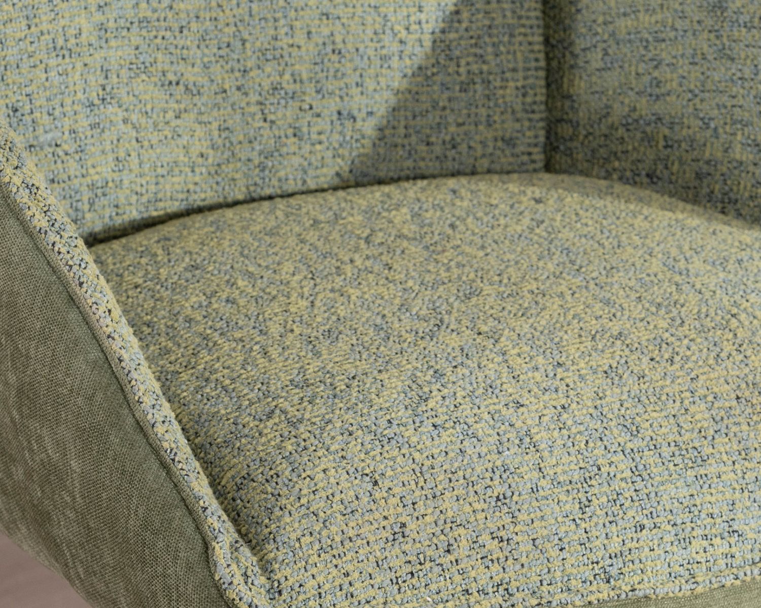 Lot de 2 chaises en tissu vert doux "Eddy" avec accoudoirs et pied métal pivotant