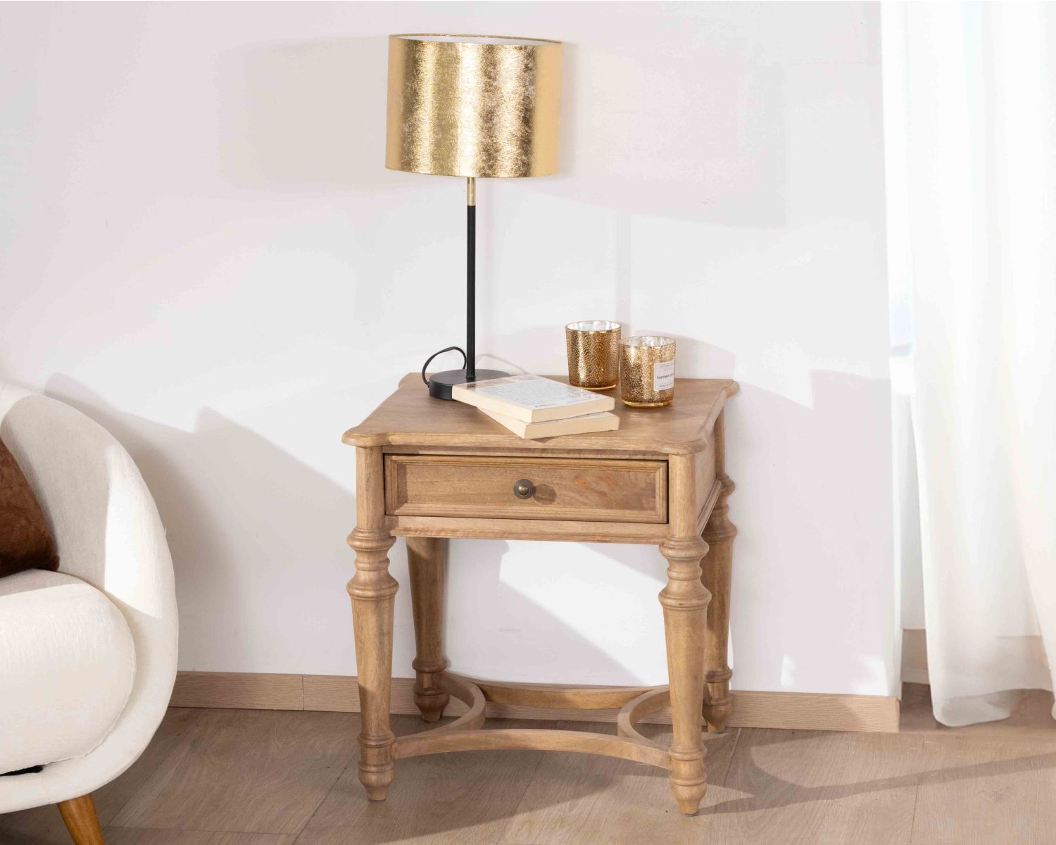 Table de chevet en manguier naturel massif style classique "Legacy" 