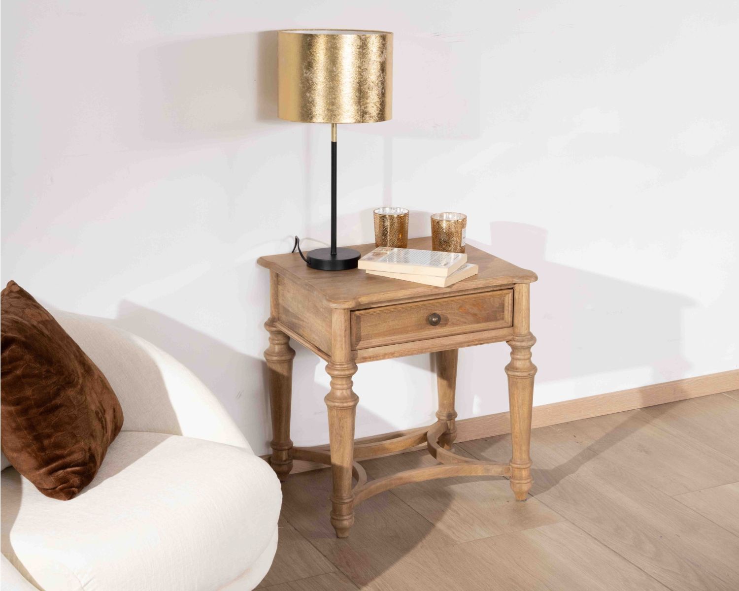Table de chevet en manguier naturel massif style classique "Legacy" 