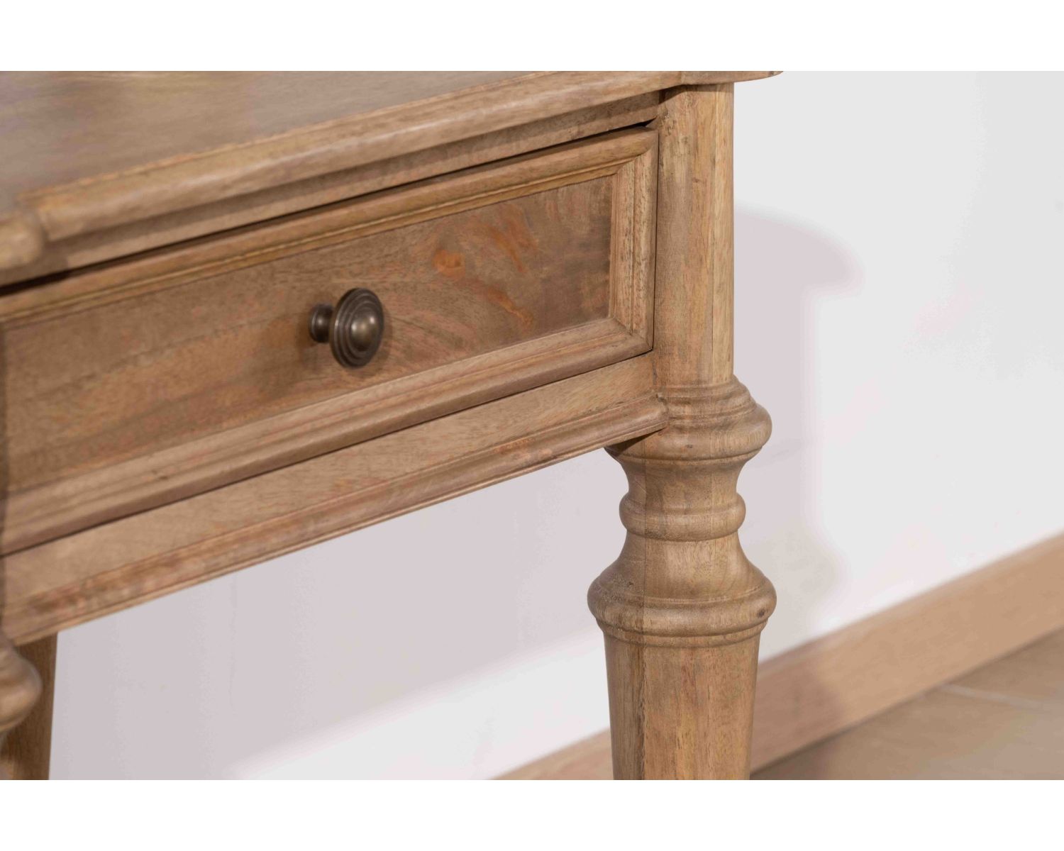 Table de chevet en manguier naturel massif style classique "Legacy" 