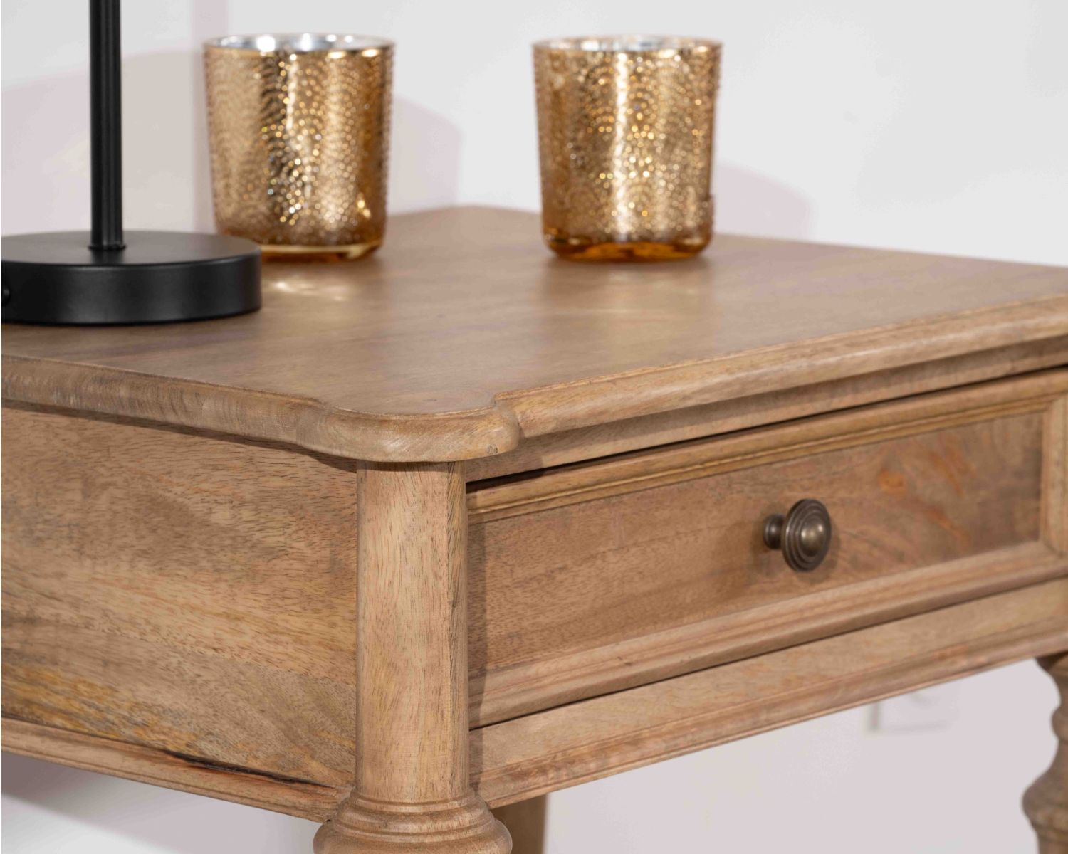 Table de chevet en manguier naturel massif style classique "Legacy" 