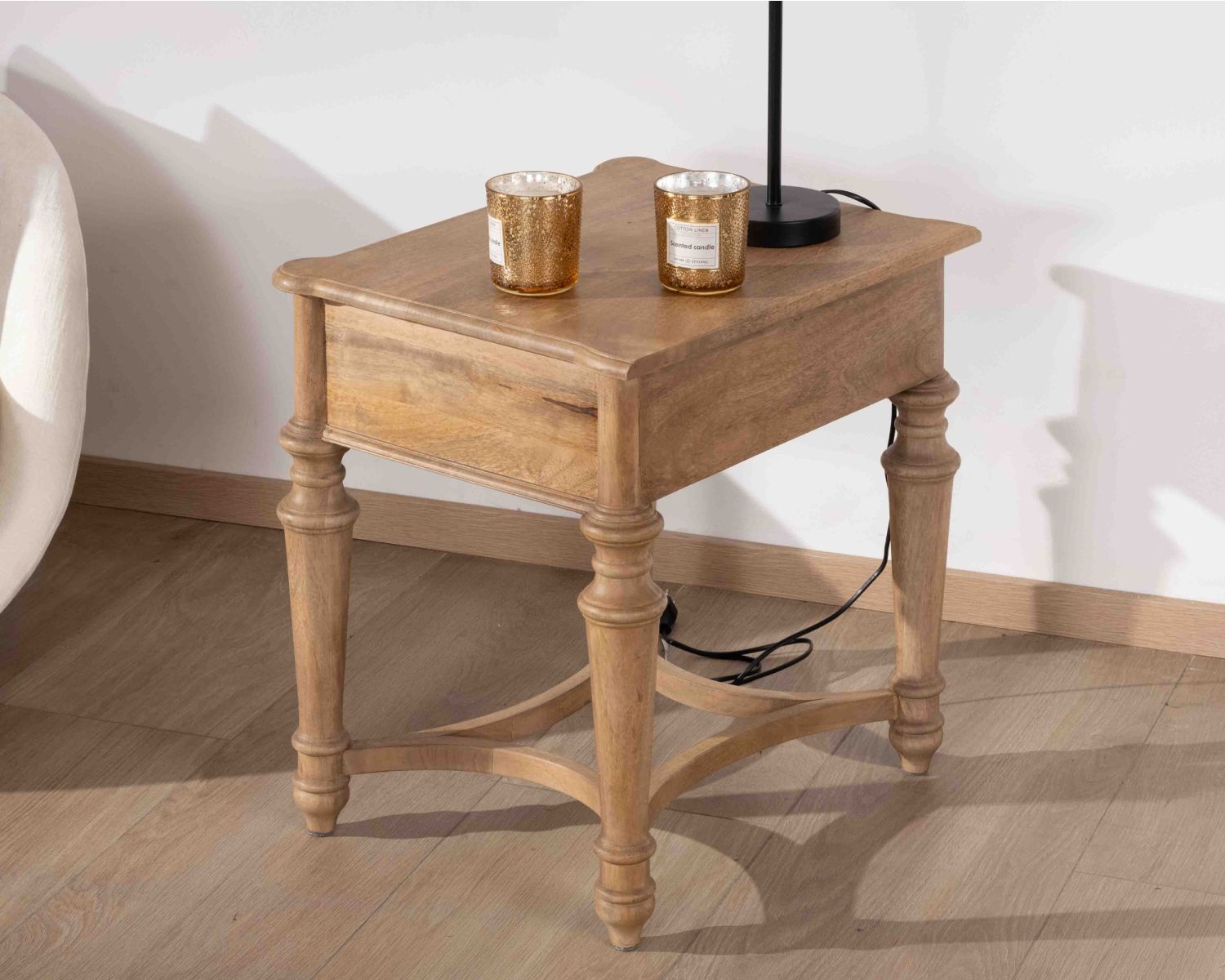 Table de chevet en manguier naturel massif style classique "Legacy" 