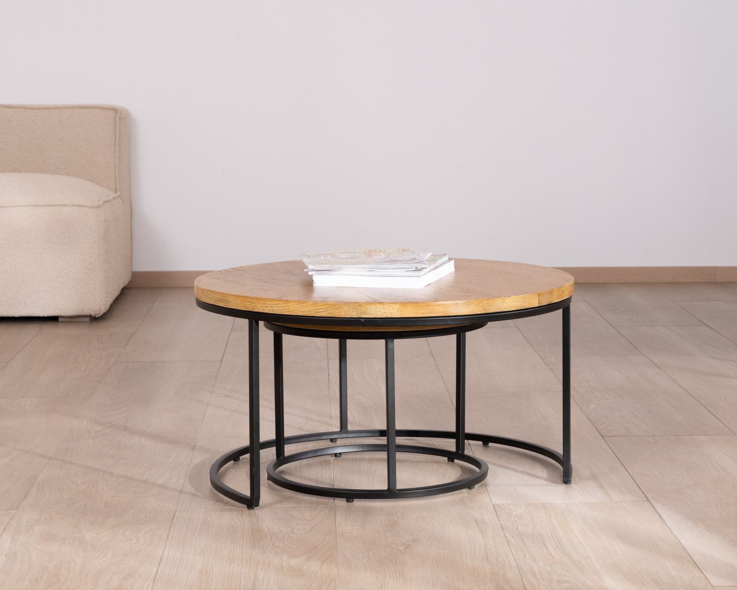 Duo de tables basses gigognes "Calypso" en métal et plateaux en bois