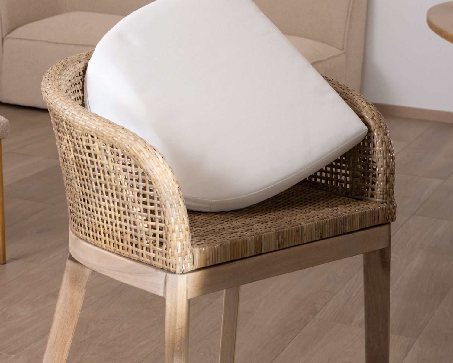 Chaise haute en teck et rotin avec galette d'assise blanche "Cuba"