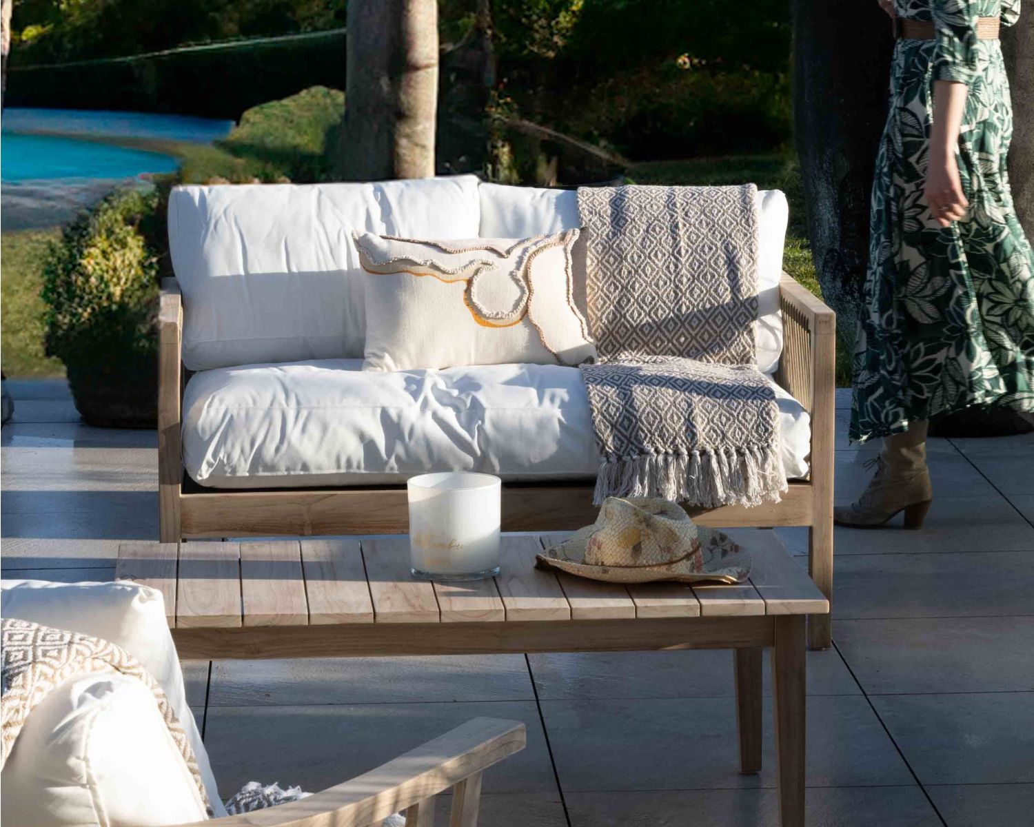 Ensemble canapé et fauteuils matelassés en teck et corde "Rafita"