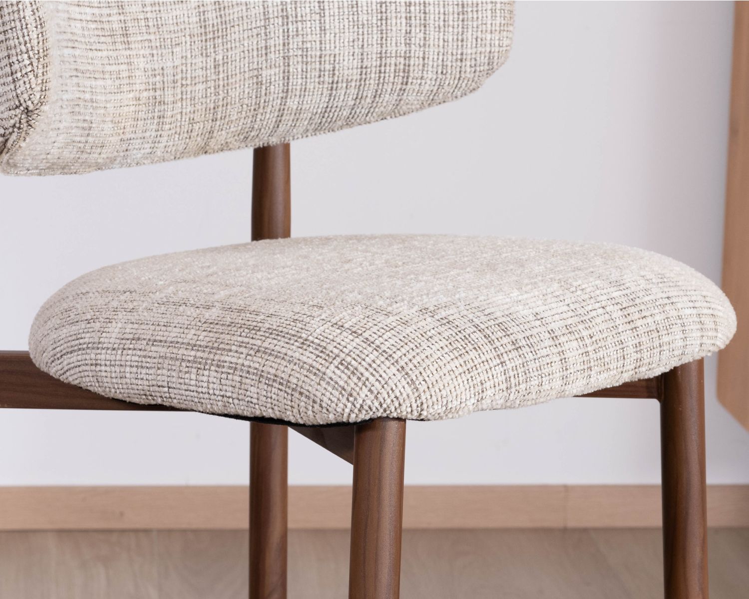 Lot de 2 chaises mi-hauteur rétro en tissu tramé beige et marron "Arpège" pieds métal aspect noyer