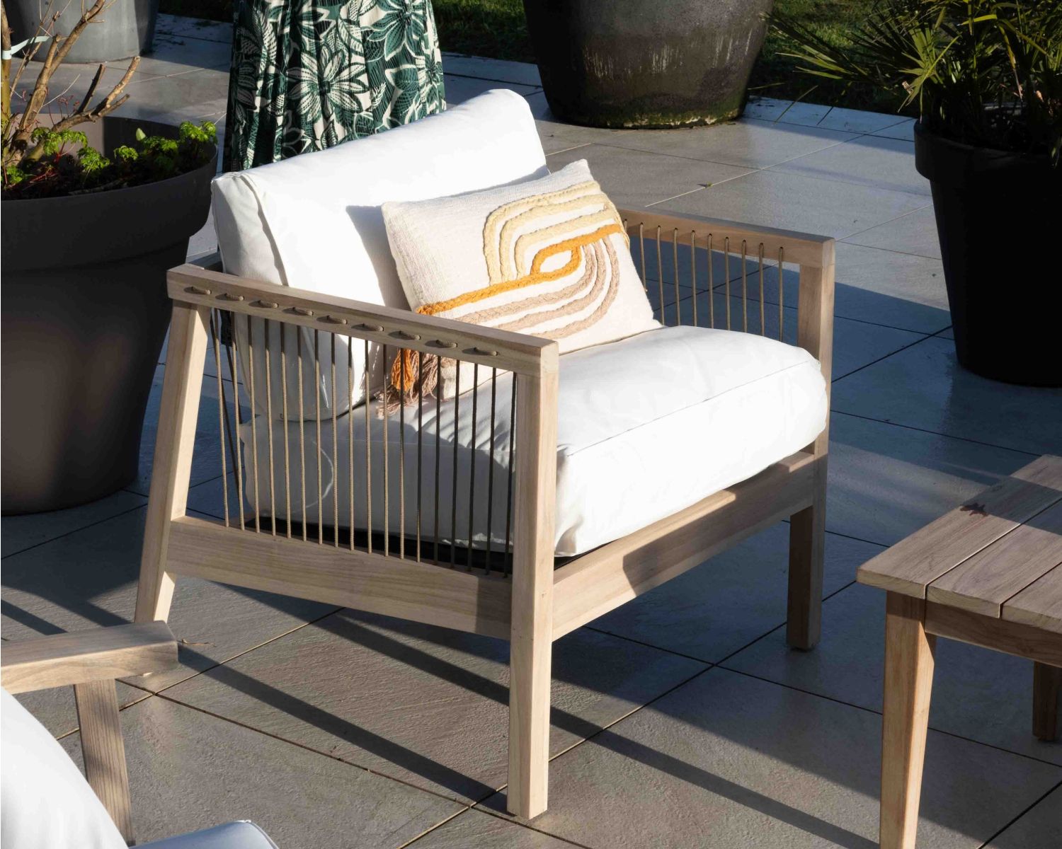 Ensemble canapé et fauteuils matelassés en teck et corde "Rafita"