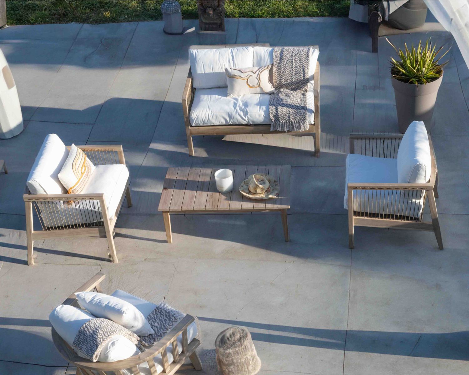 Ensemble canapé et fauteuils matelassés en teck et corde "Rafita"